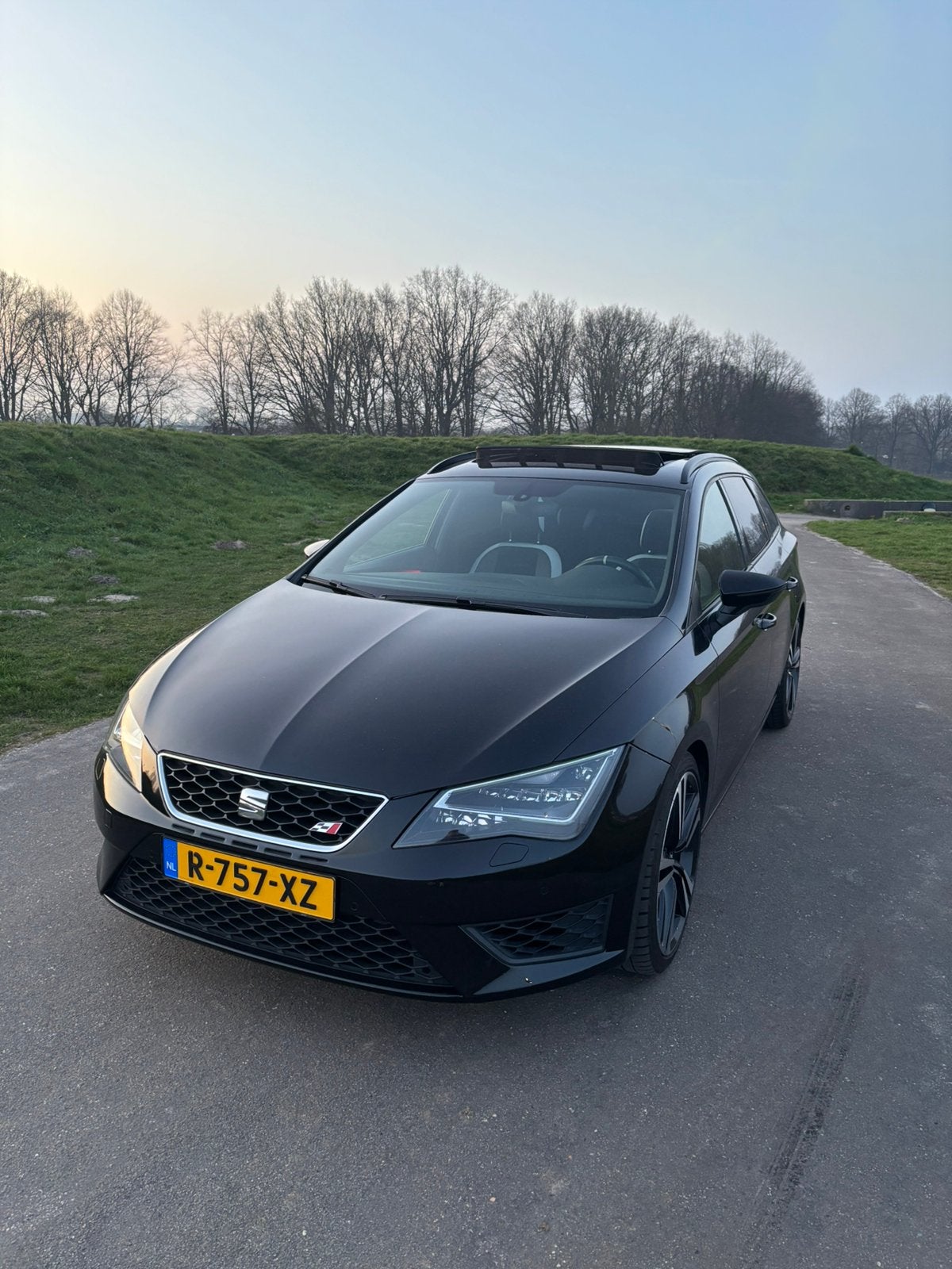 Seat Leon Cupra 2.0 TSI 290PK Dsg-6 2016 Zwart, 15 km/l, 4 cilinders, 1984 cc, Leon