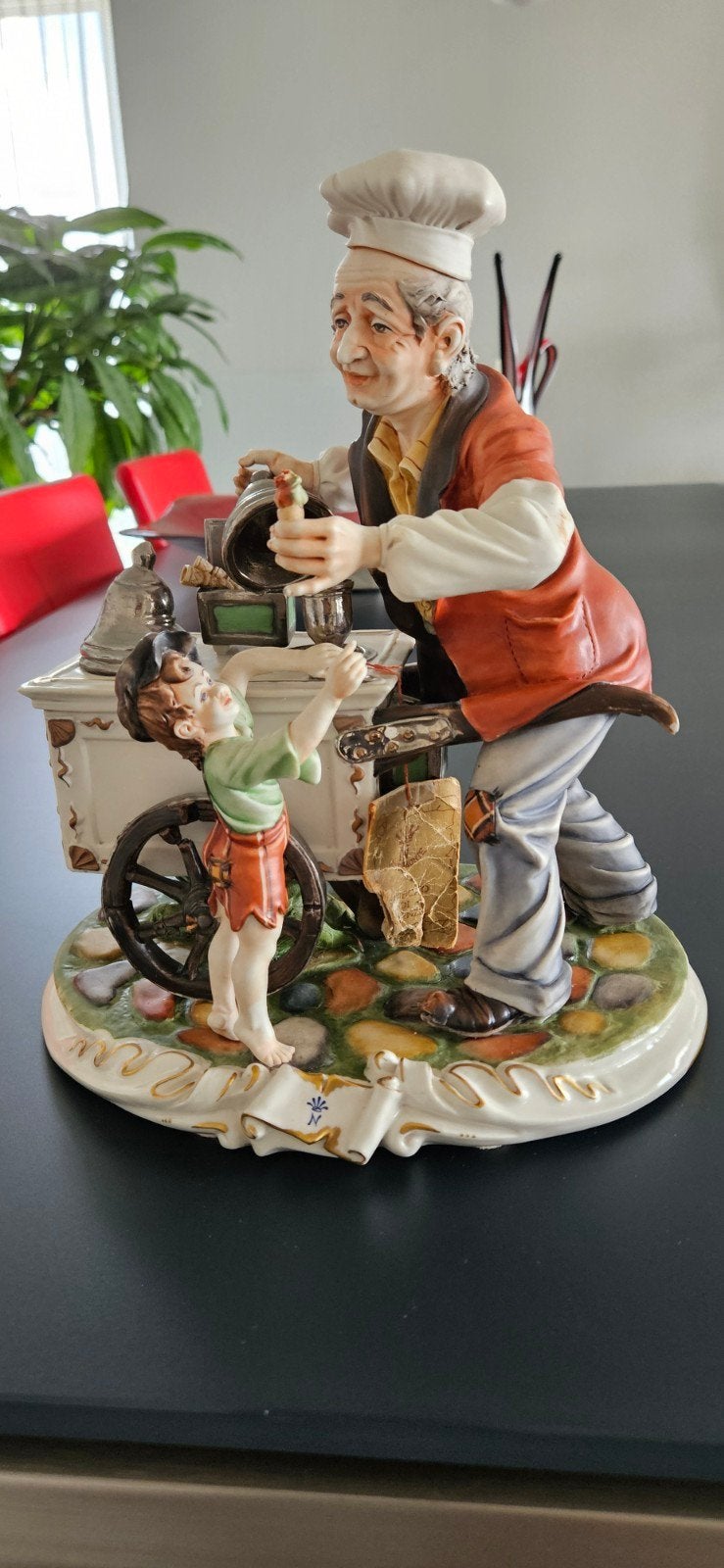 Vintage Porseleinen Beeldje: IJscoman en Kind, Ophalen