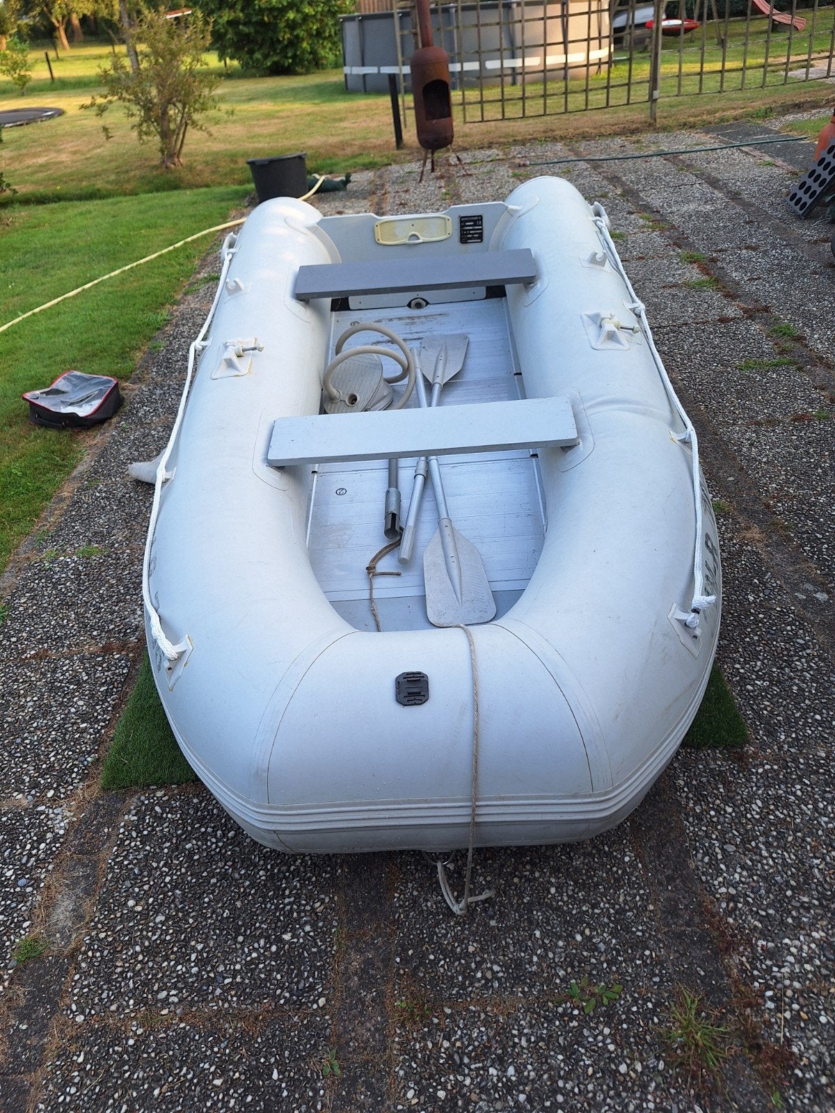 Opblaasboot met aluminium bodem en peddels, Ophalen, Gebruikt