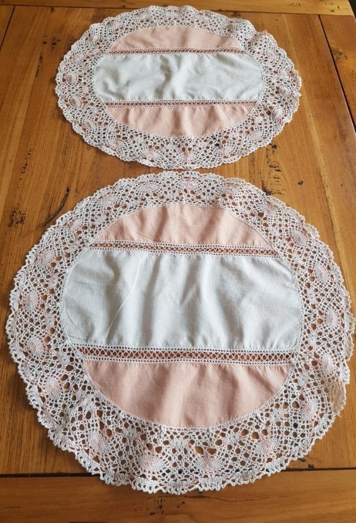 2  Franse brocante kleedjes met kanten rand, roze / wit, Ophalen of Verzenden