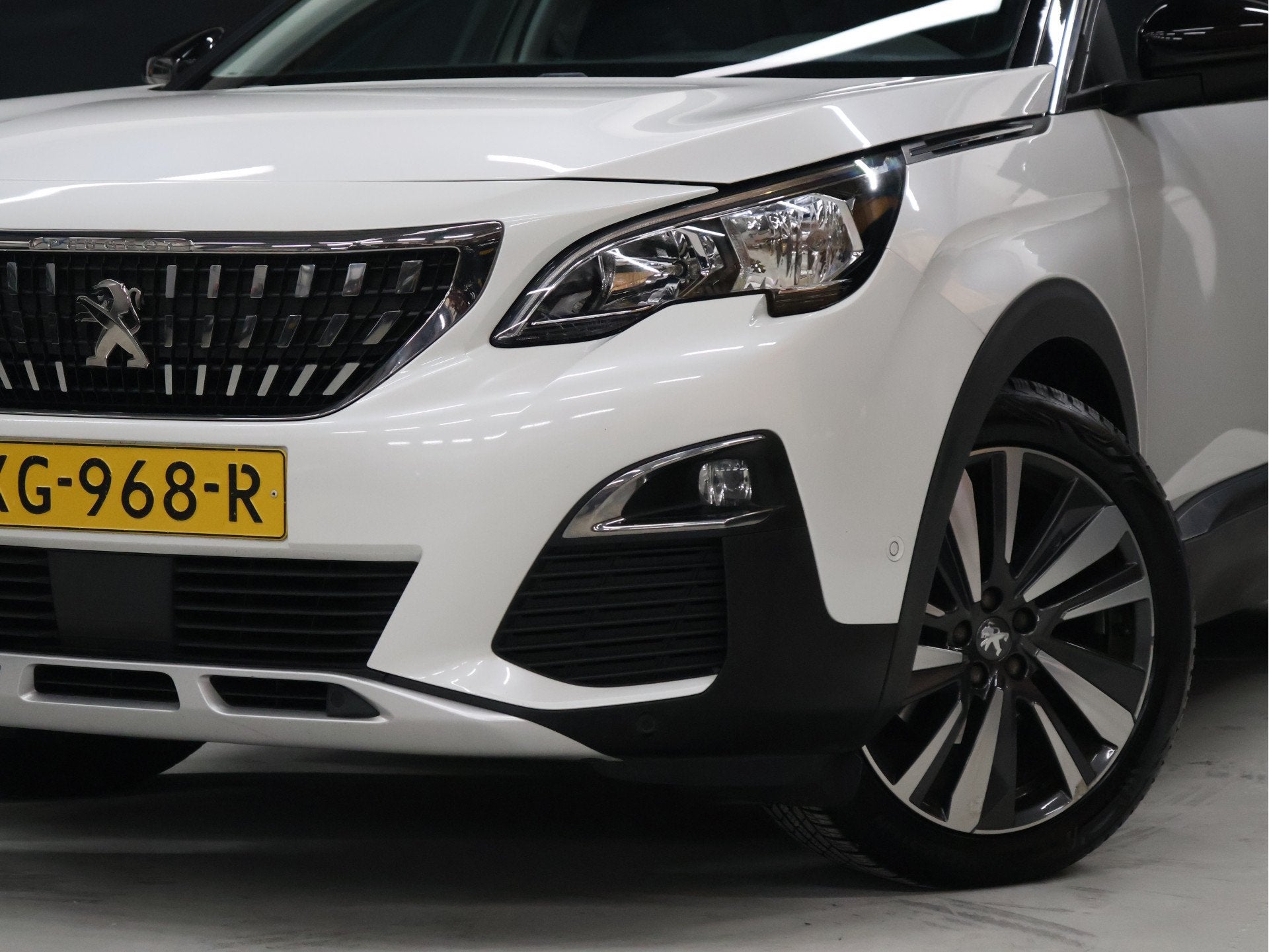 Peugeot 3008 1.2 PureTech Blue Lease Premium [SCHUIFKANTELDA, Voorwielaandrijving, Gebruikt, 1199 cc, Leder en Stof