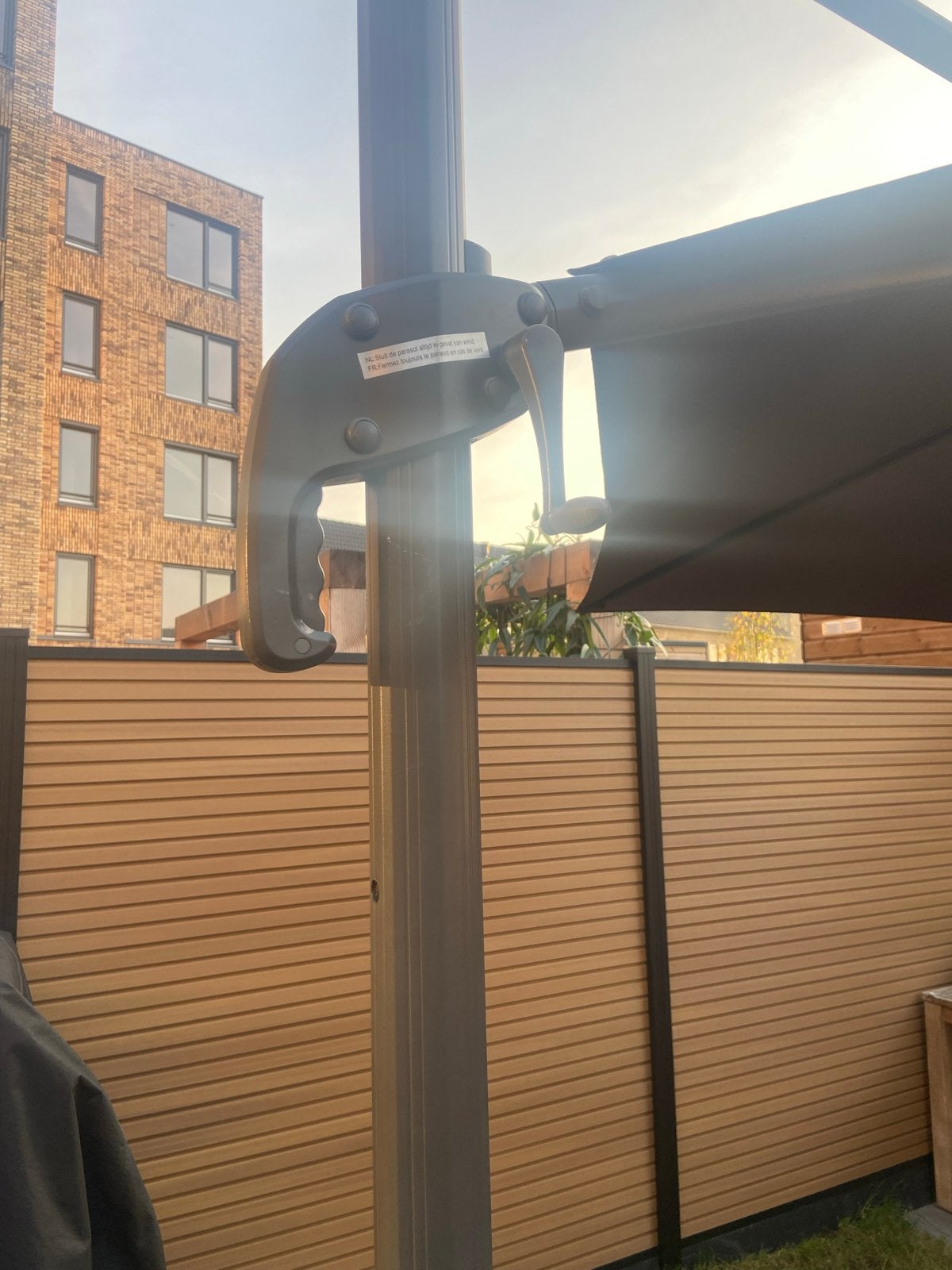 Foto 7 van Grote zweefparasol met voet