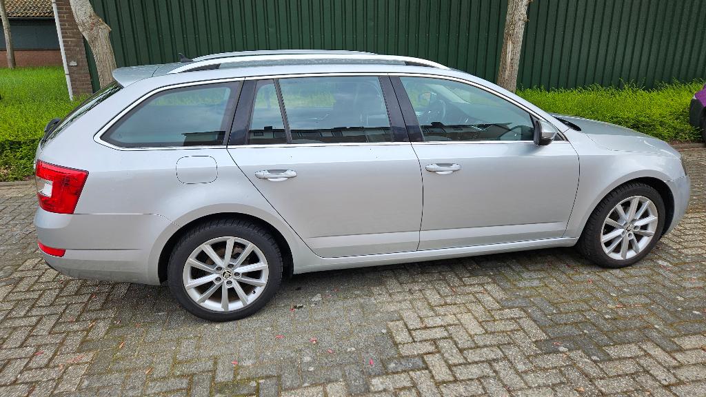 Skoda Octavia 1.2 TSI 77KW Comdi DSG 2015 Grijs, Auto's, Skoda, Zwart, 4 cilinders, Leder en Stof, Navigatiesysteem