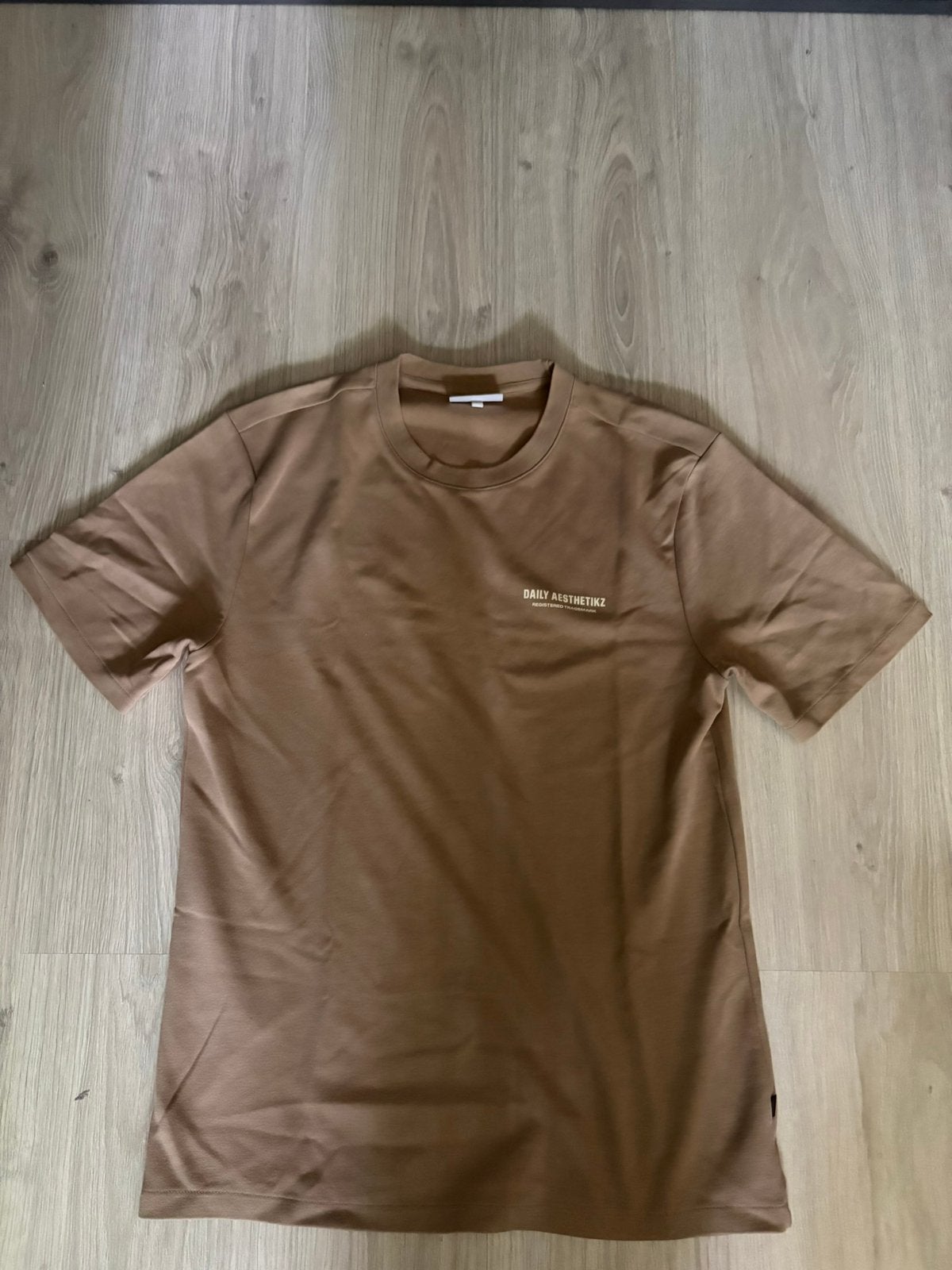Daily Aesthetikz t-shirt maat M, Kleding | Heren, Ophalen of Verzenden, Gedragen, Maat 48/50 (M), Bruin