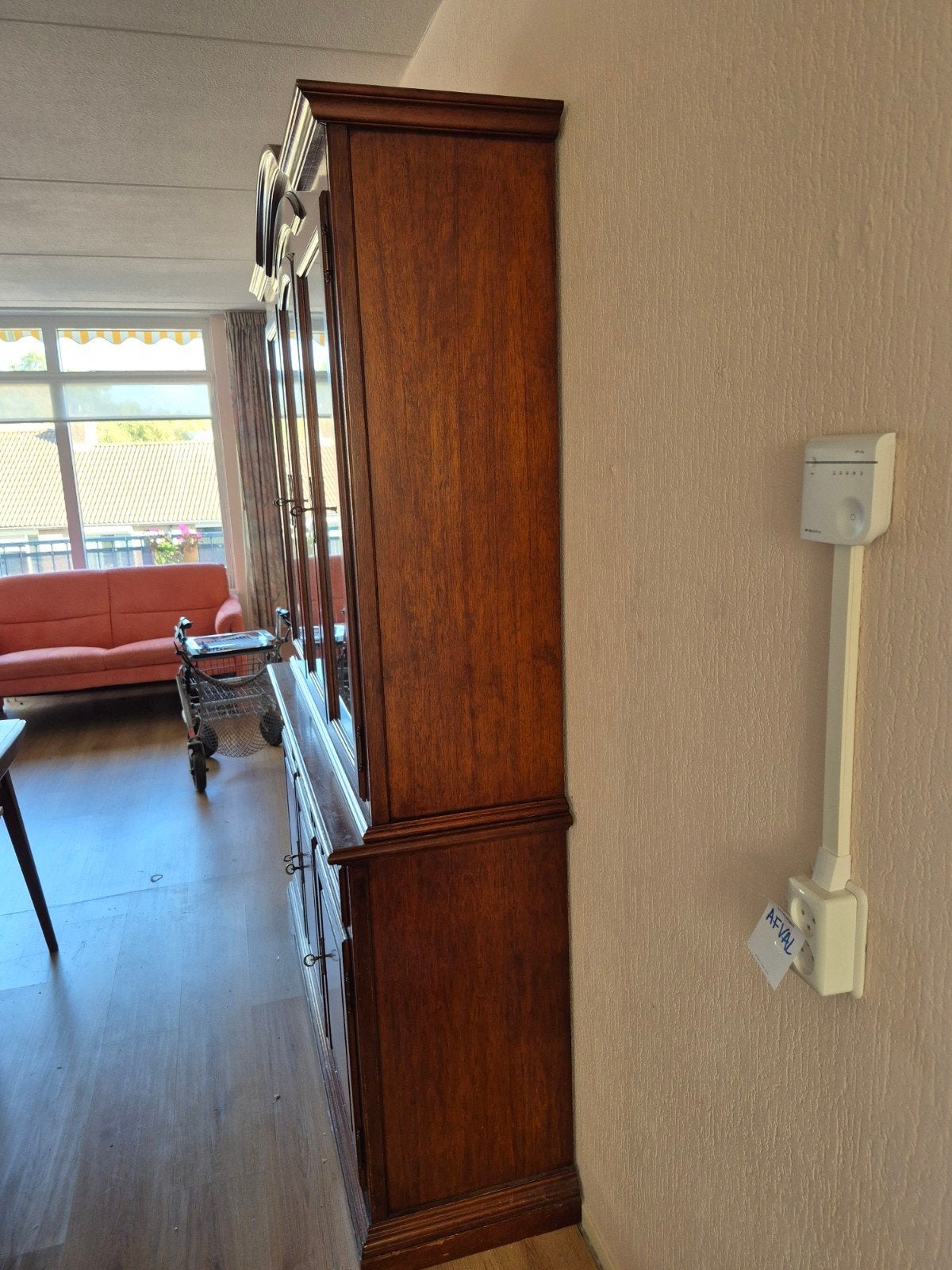 Foto 5 van Nog zwart te maken houten vitrinekast