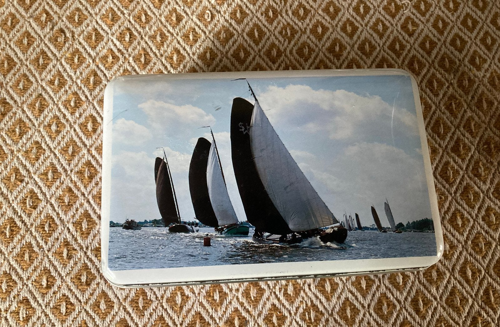 Vintage blikken trommel met Friese vlag en skûtsjes., Verzamelen, Blikken, Ophalen of Verzenden, Gebruikt, Overige, Overige merken