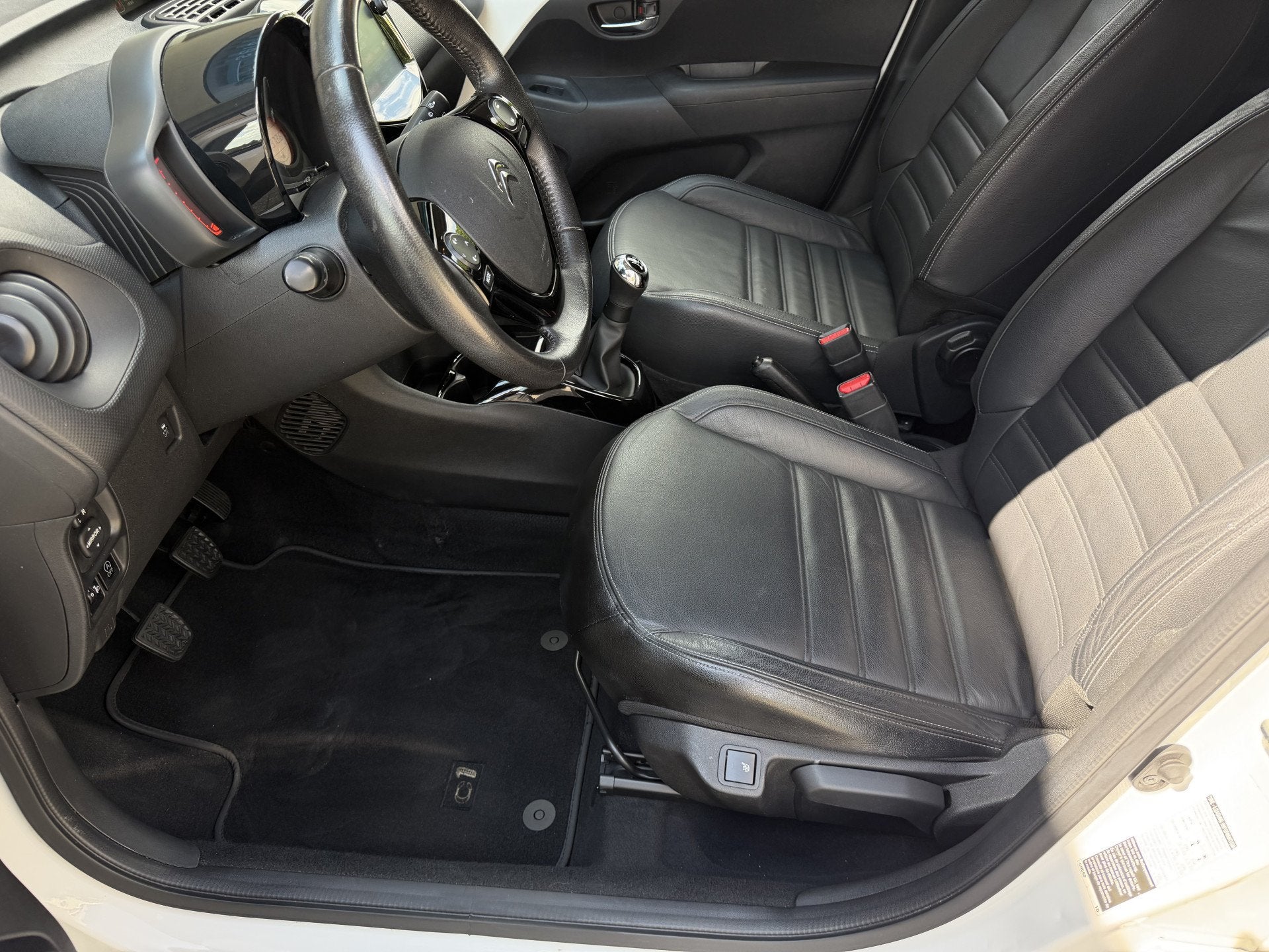 Citroën C1 1.0 VTi Shine / Leder / Camera / Stoelverwarming, Voorwielaandrijving, Gebruikt, 4 stoelen, C1