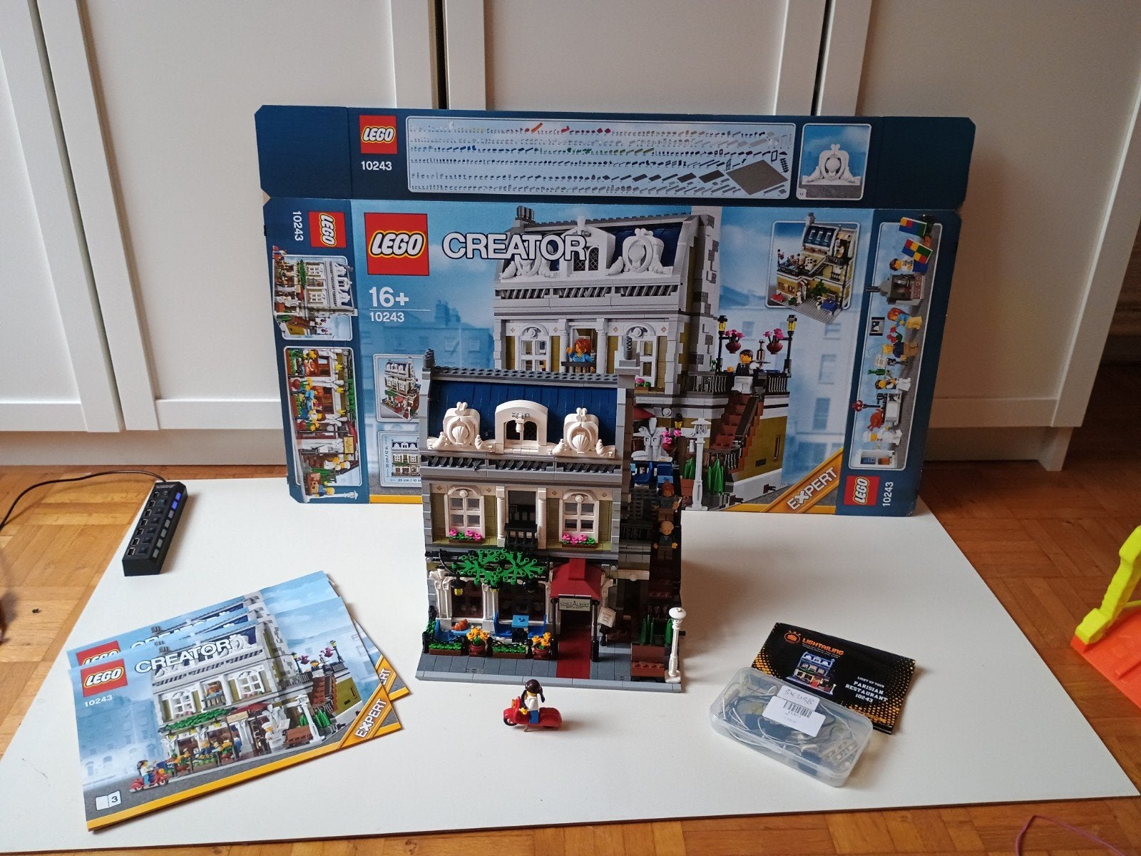 LEGO Parisian Restaurant 10243 met Lightailing kit, Kinderen en Baby's, Compleet, Lego, Ophalen of Verzenden, Zo goed als nieuw