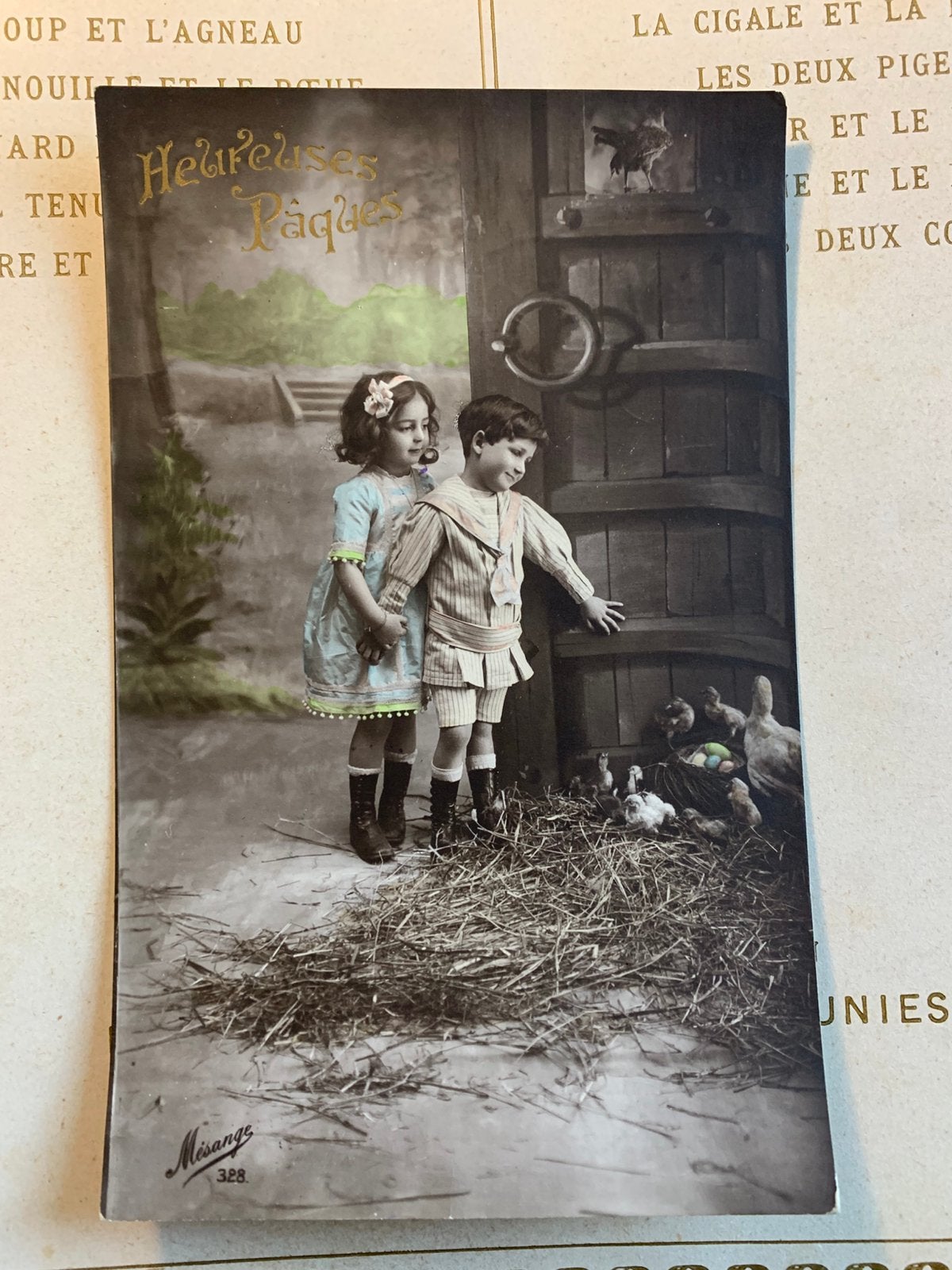 6-4-1917 Heureuses Pâques - kindjes in de schuur (ME), Ophalen of Verzenden, Voor 1920, Gelopen, Feest(dag)