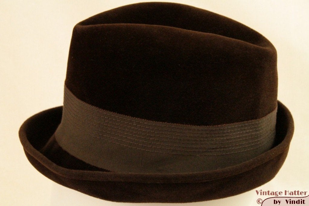 Vintage Dameshoed bruin fluweel 56 gratis verzenden in NL, Ophalen of Verzenden, Gedragen, 56 of 57 cm (M, 7 of 7⅛ inch), Hoed