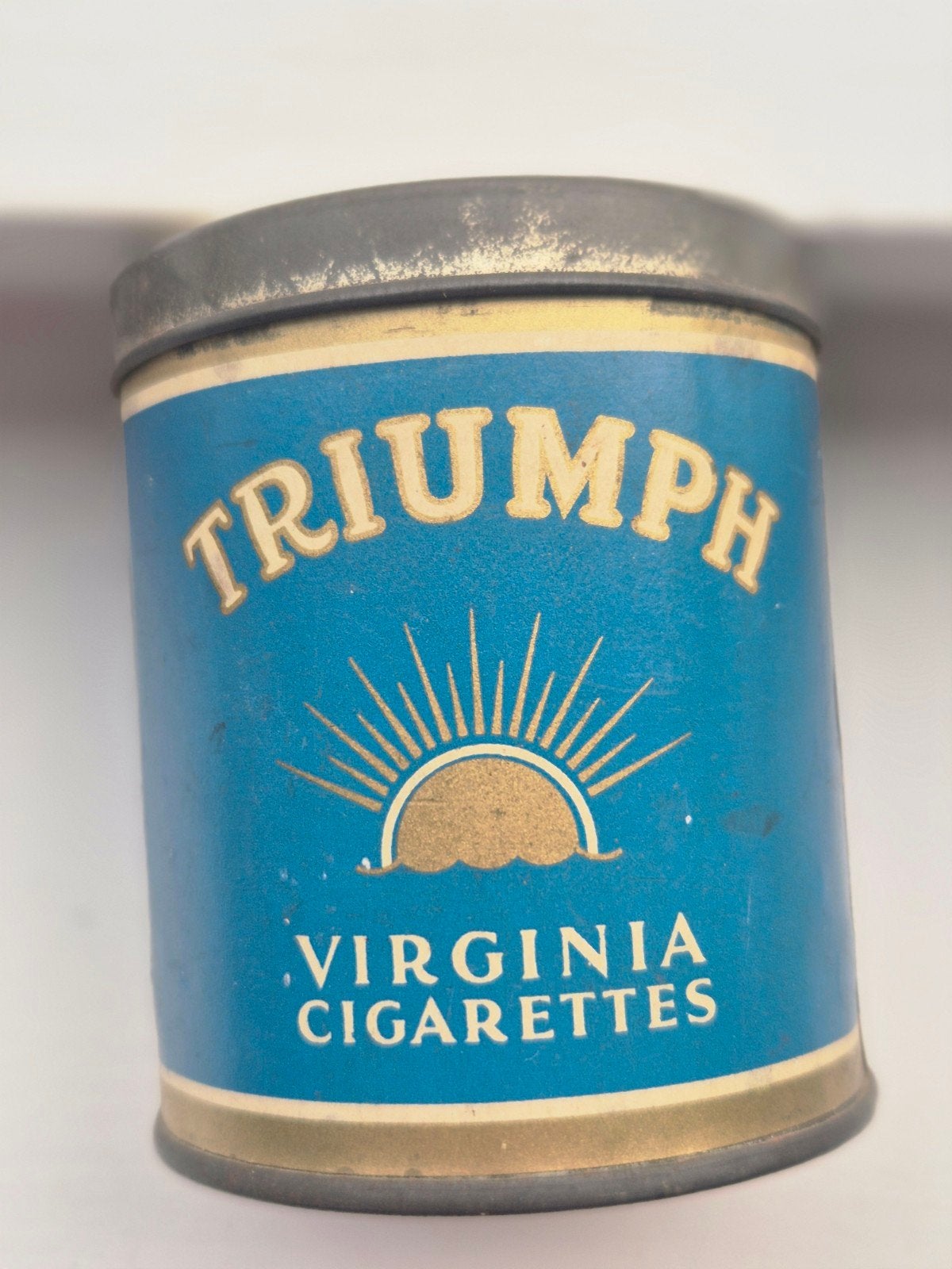 Triumf Virginia Cigarettes blik, Verzamelen, Blikken, Ophalen of Verzenden, Gebruikt, Overige