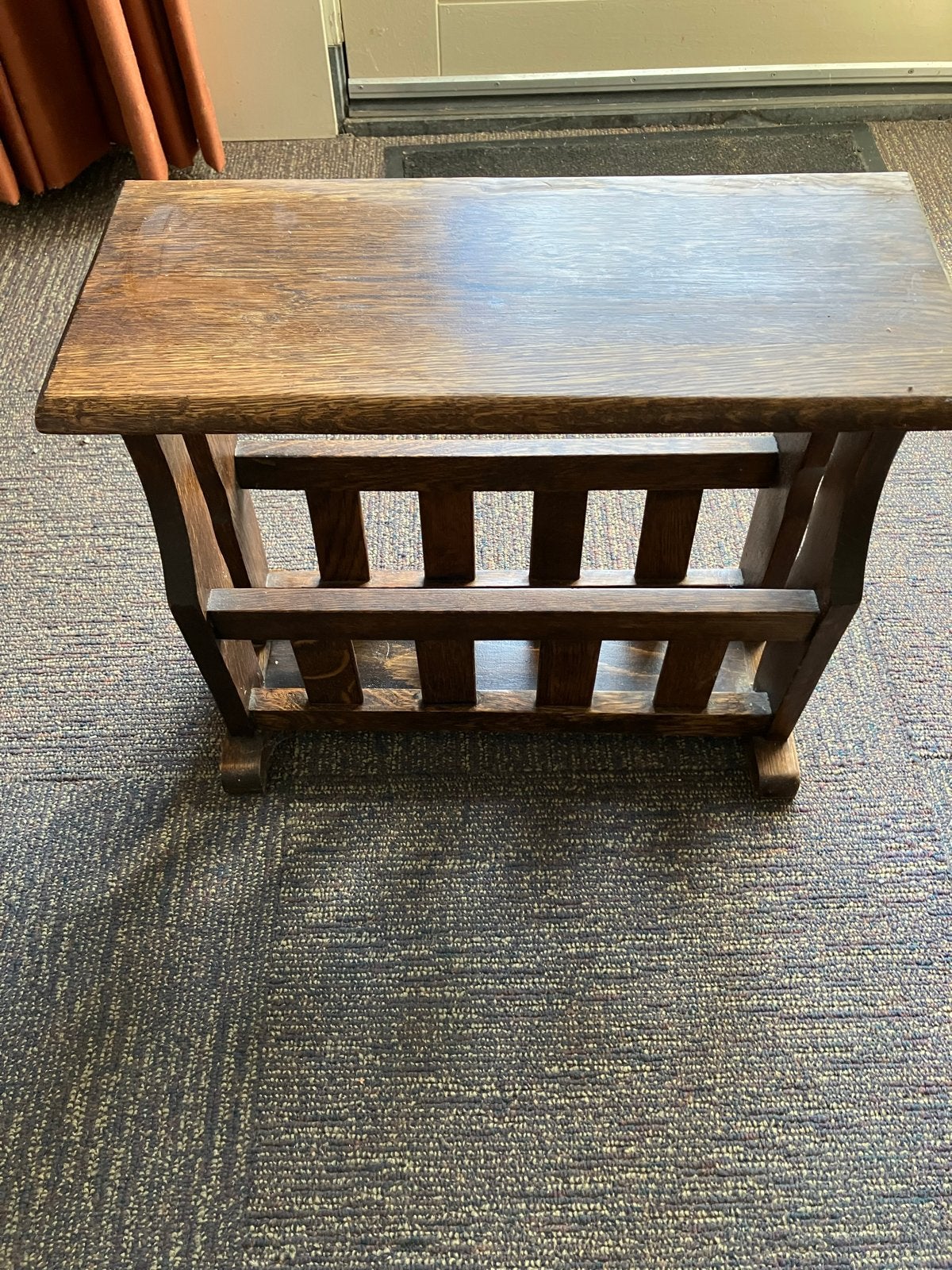 Vintage houten tijdschriftenrek / bijzettafel, Ophalen, Minder dan 45 cm, Gebruikt, 55 tot 75 cm