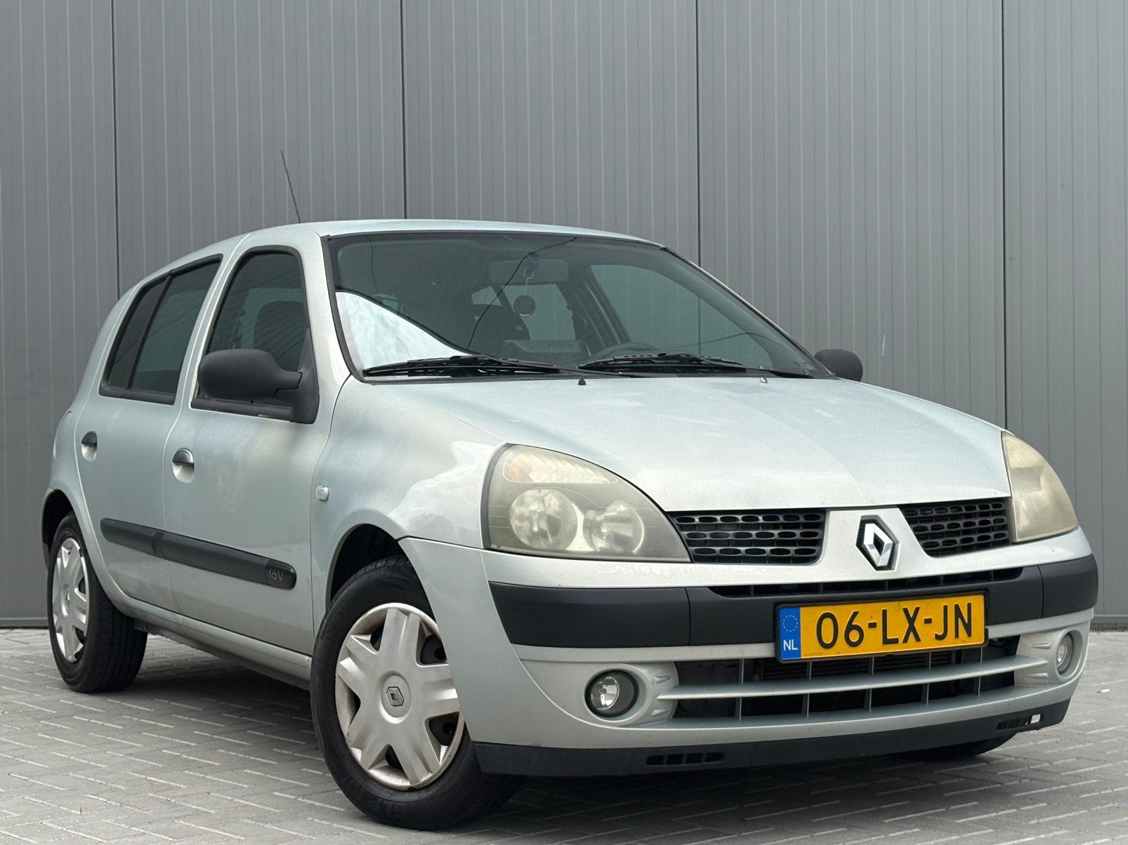 Renault Clio 1.2 16V RN 5DR 2003 Grijs NWE APK! AIRCO!, Voorwielaandrijving, 74 pk, 4 cilinders, 905 kg