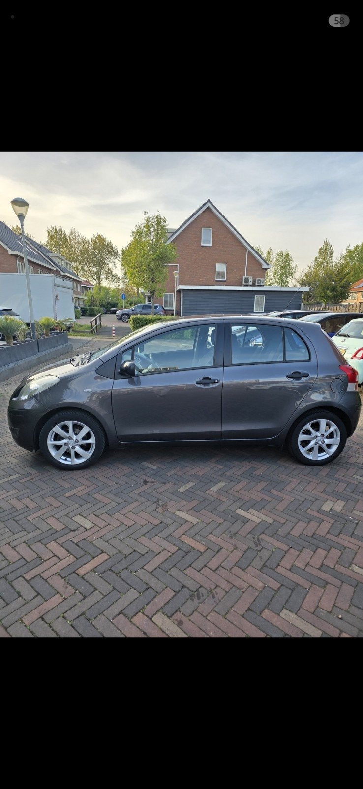 Toyota Yaris 1.3 16V Vvti 5DR 2011 Grijs, Auto's, Voorwielaandrijving, 40 €/maand, 4 cilinders, 1329 cc