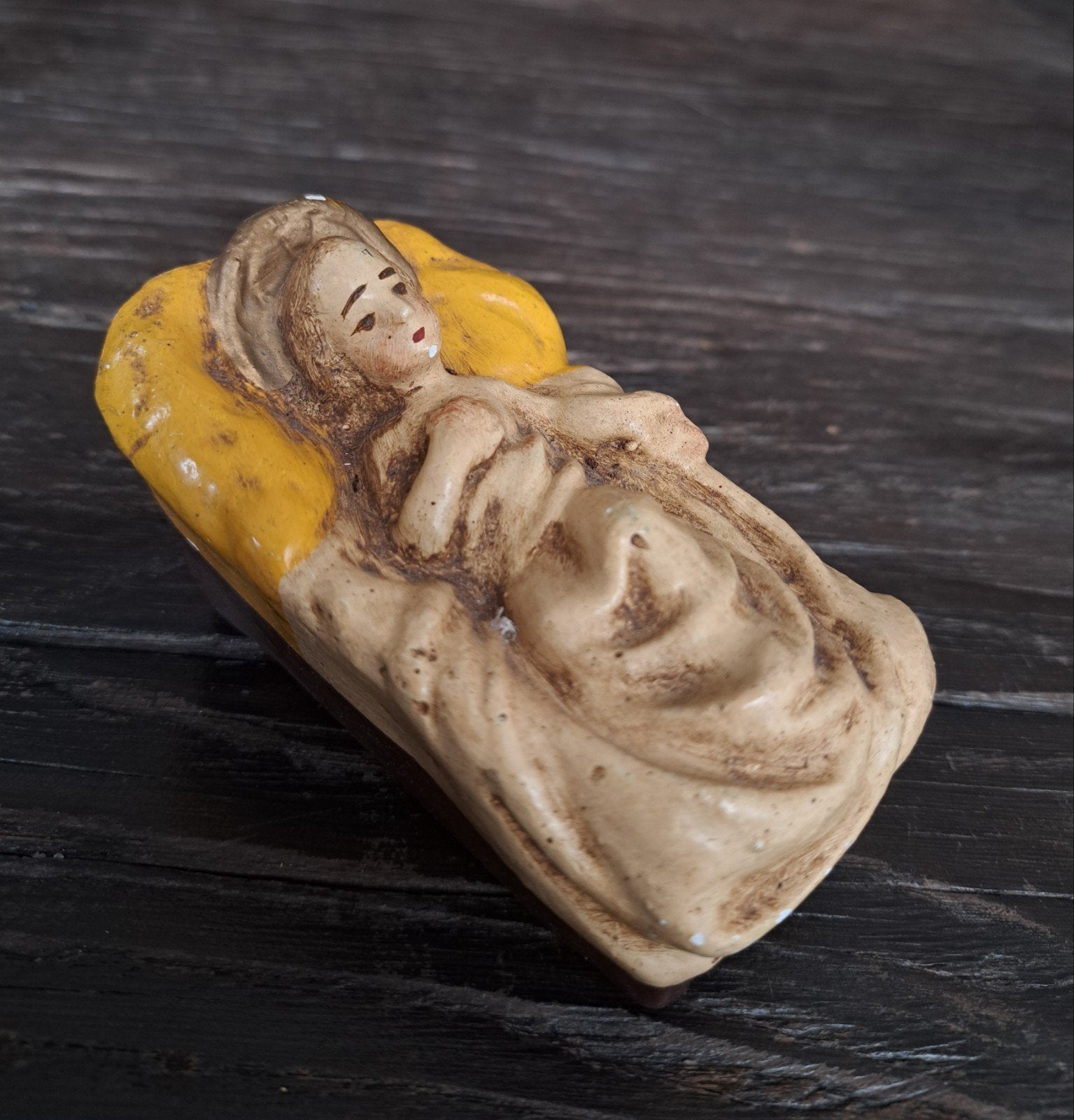 Antieke kerstfiguur: Kindje Jezus in kribbe van krijt, Ophalen of Verzenden
