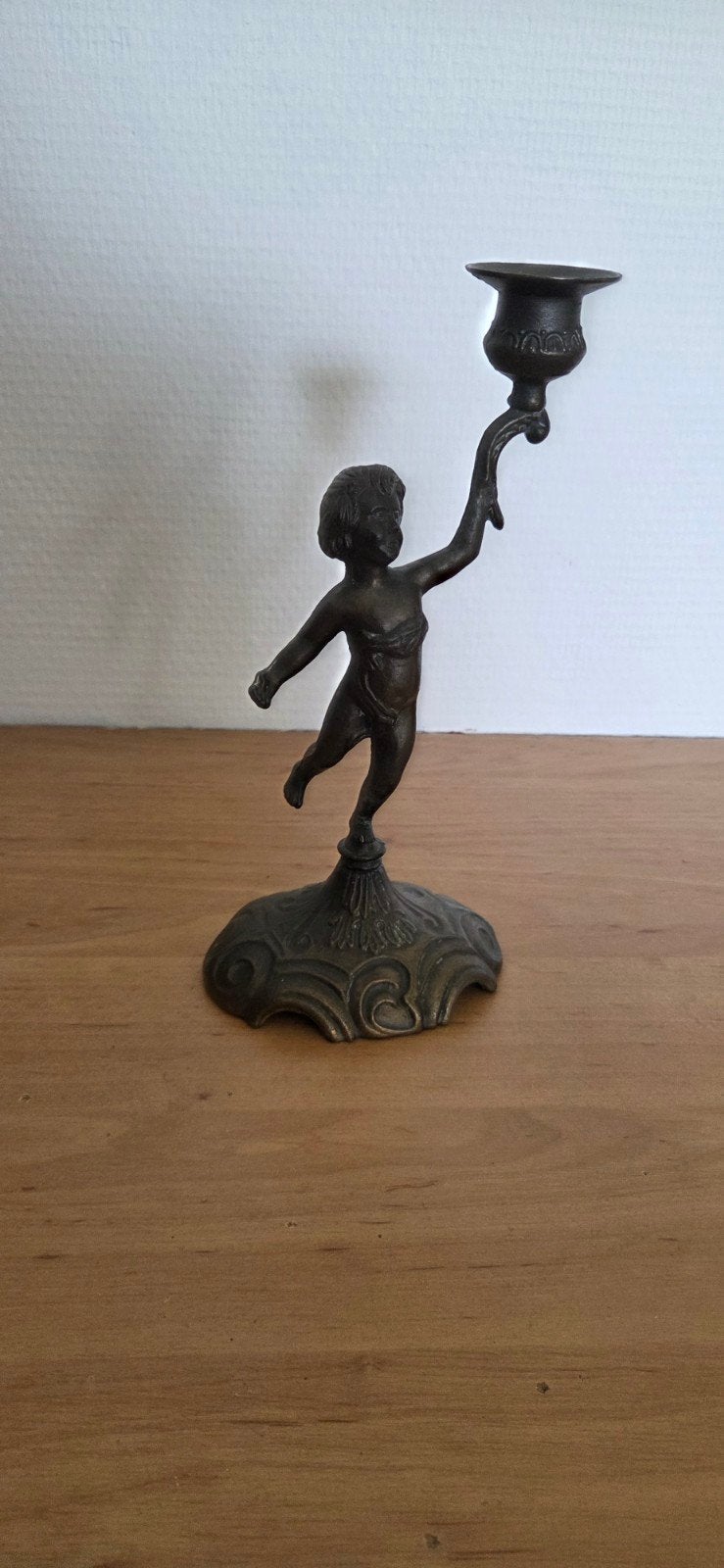 Antieke kandelaar met cherubijn - Koper of Brons, Antiek en Kunst, Ophalen