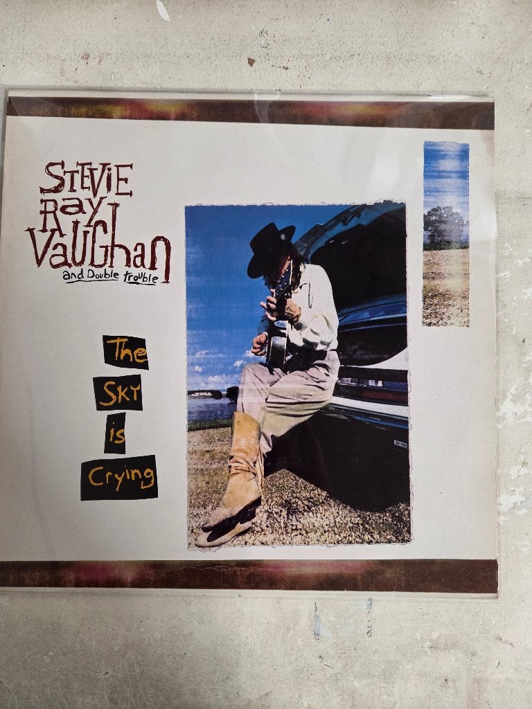Blues lp STEVIE RAY VAUGHAN: THE SKY IS CRYING, Beschermende buitenhoes, LP, Gebruikt, Ophalen of Verzenden