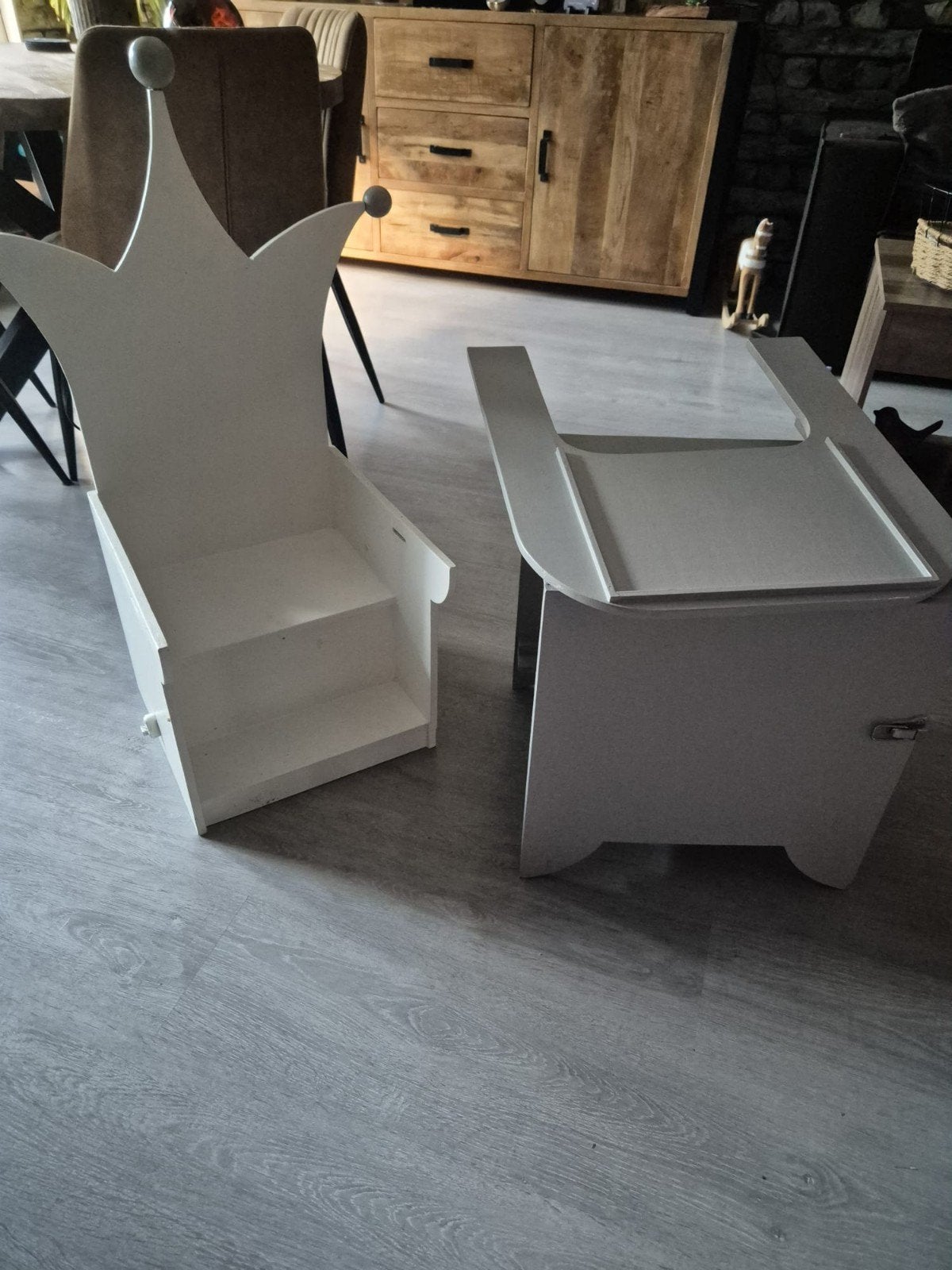 Witte kinderstoel en tafeltje/opbergkist met kroon, Ophalen, Gebruikt, Stoel