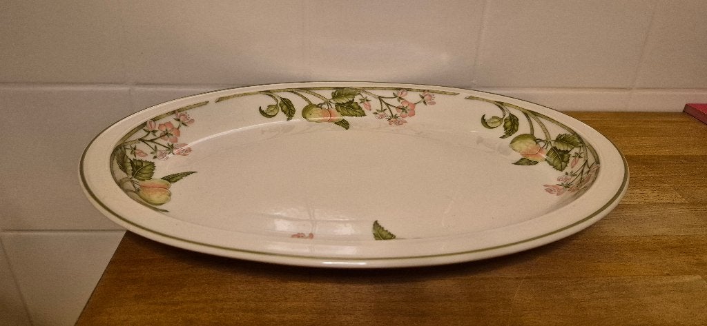 ovale serveerschaal van Wedgwood in het decor Wild Apple ., Ophalen of Verzenden, Schaal of Schalen, Zo goed als nieuw, Wedgwood