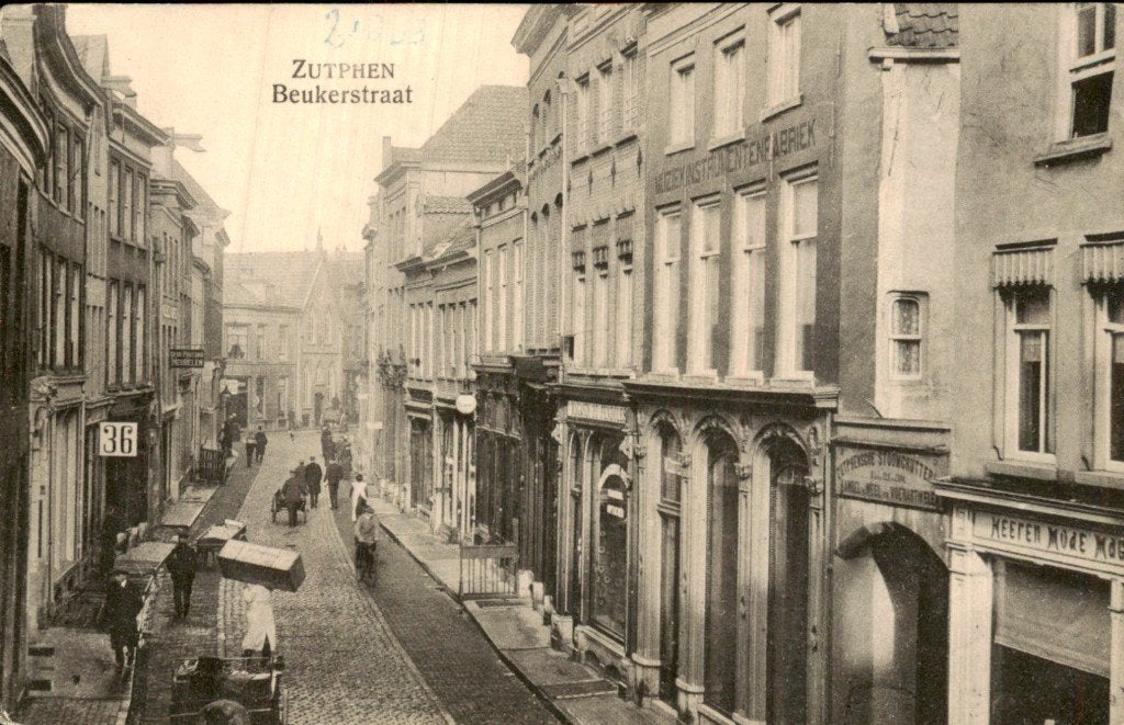 Zutphen - Beukerstraat - Straatbeeld, Verzamelen, Ansichtkaarten | Nederland, Ongelopen, Gelderland, Voor 1920, Ophalen of Verzenden