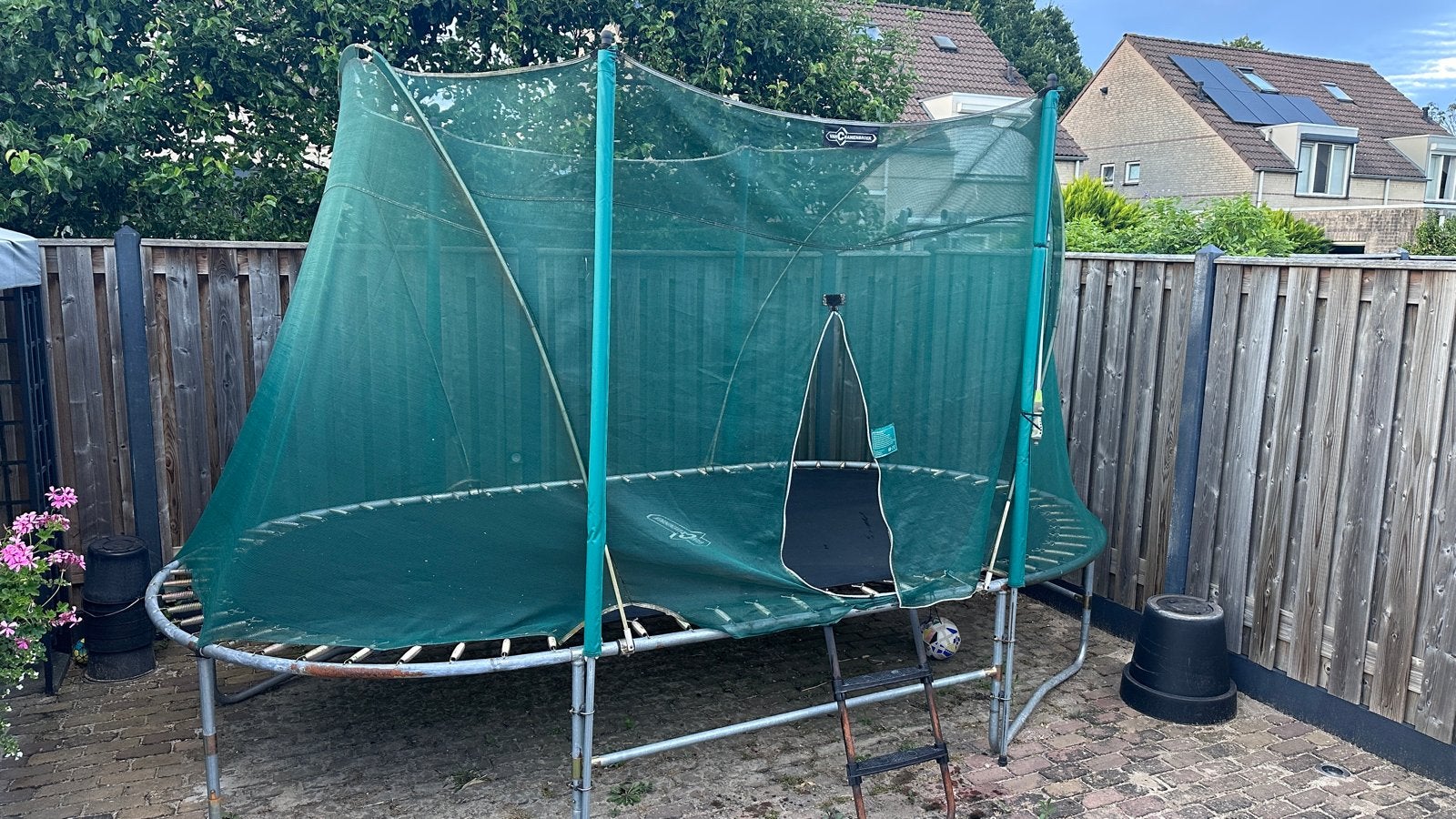 Gratis Grote trampoline met veiligheidsnet en ladder, Ophalen, Gebruikt