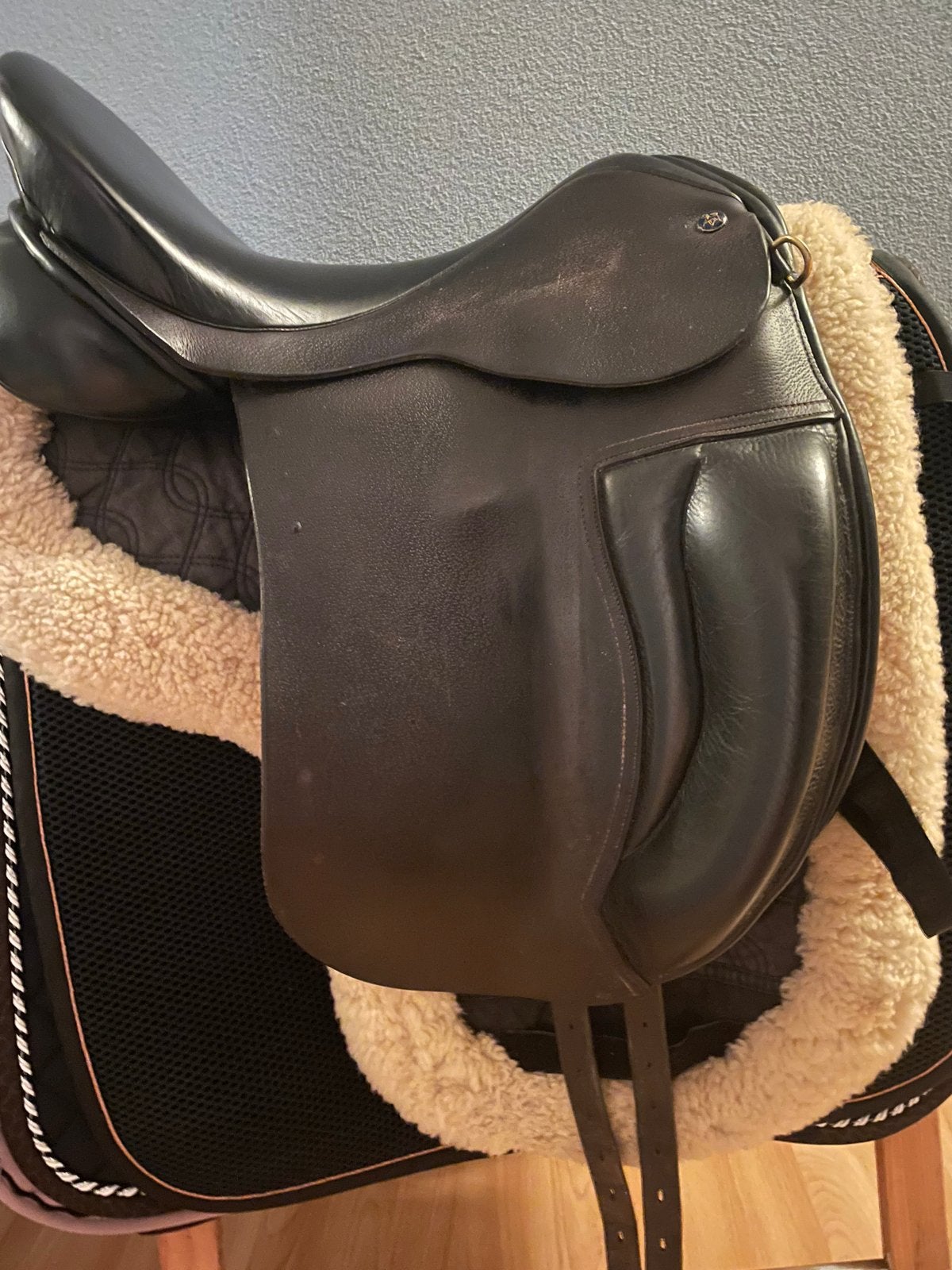 Equestor dressuur zadel, 17,5”, M, donkerbruin/zwart zgan, Dieren en Toebehoren, Dressuur, M (17 inch), Ophalen of Verzenden, Zo goed als nieuw