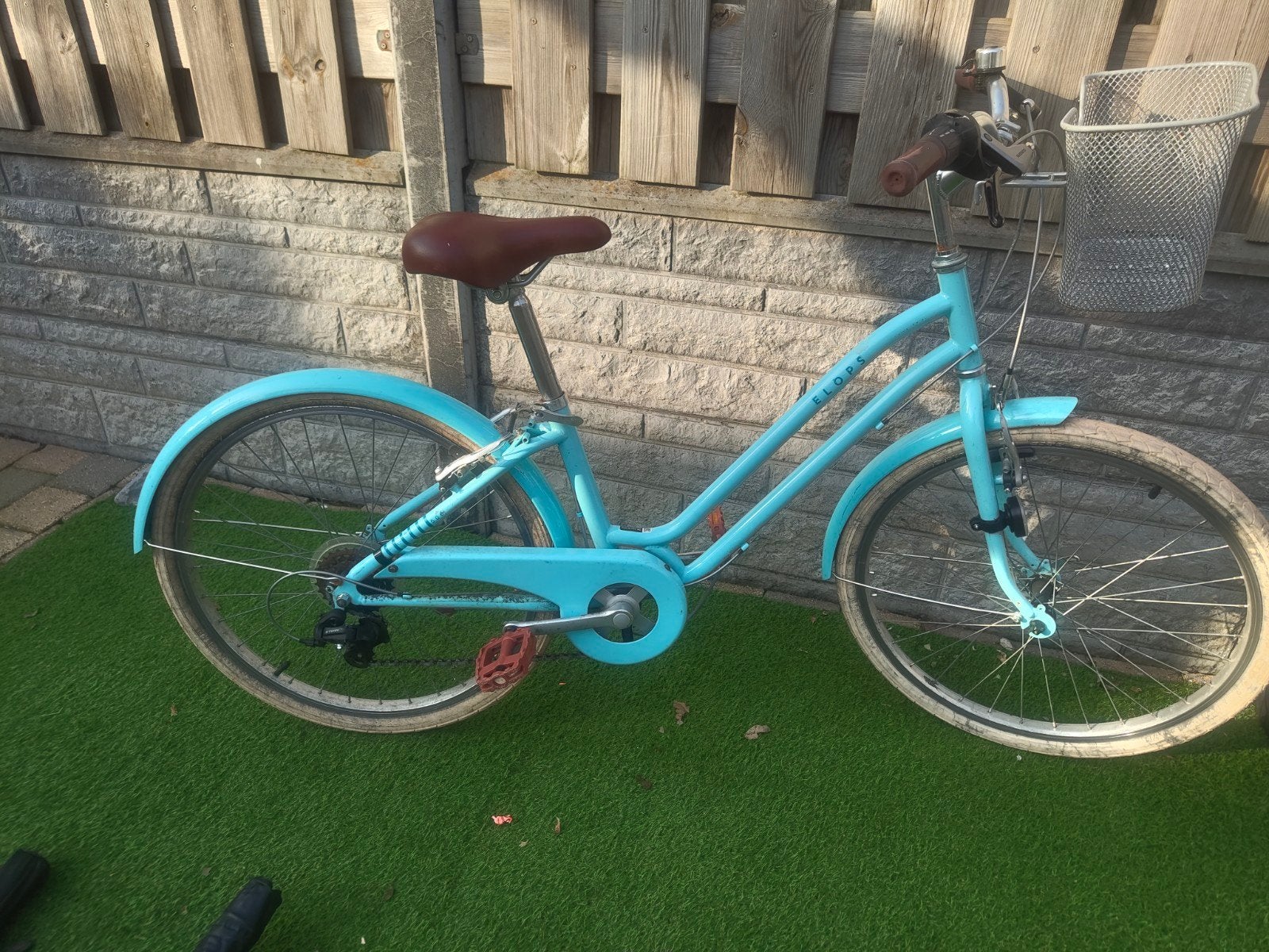 Leuke turquoise damesfiets met mandje, Fietsen en Brommers, Fietsen | Dames | Damesfietsen, Gebruikt, Velgrem, Versnellingen, 50 tot 53 cm