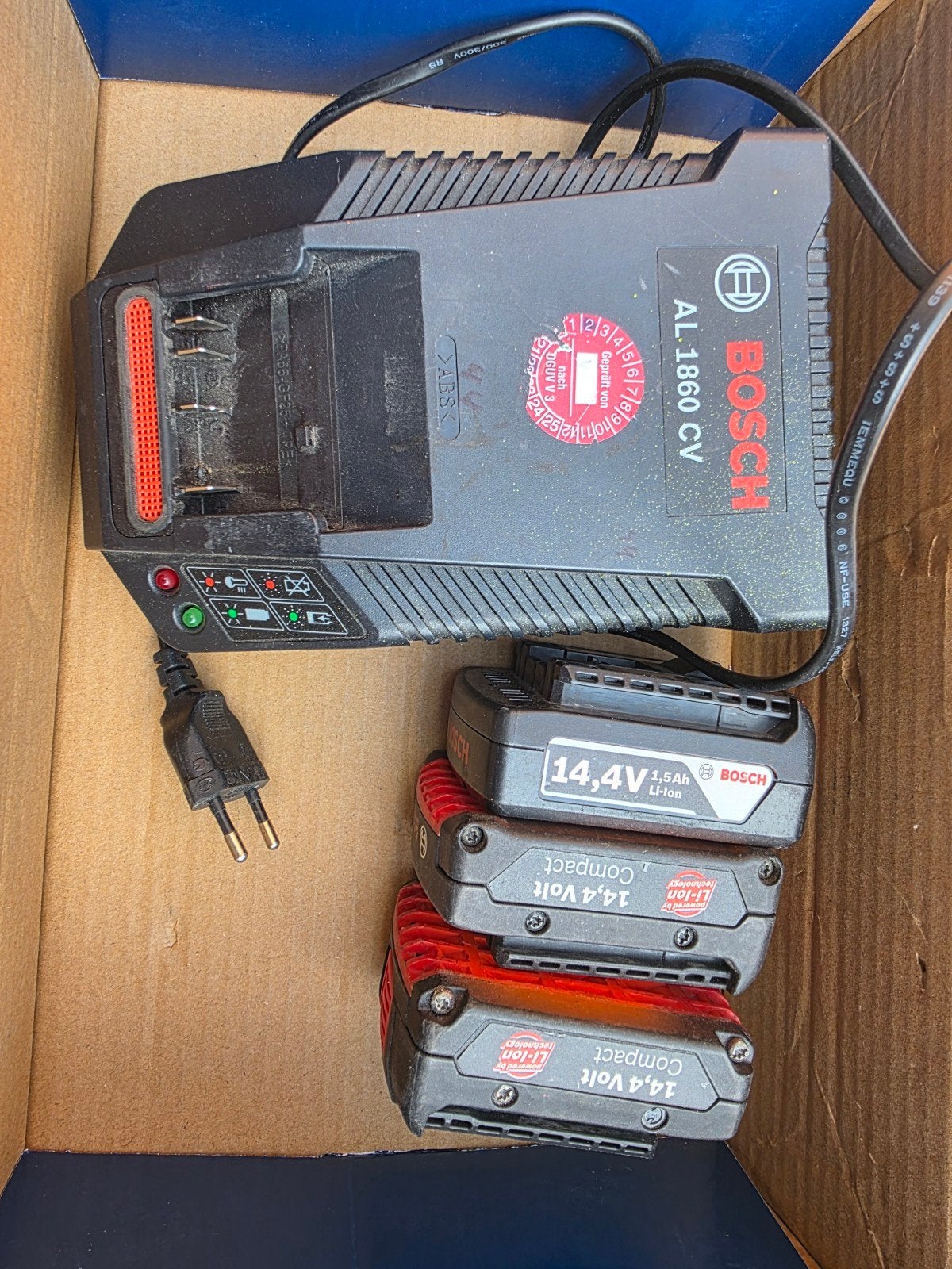 Te koop Bosch Acculader AL1860
+ 3 Bosch accu's, Ophalen of Verzenden, Gebruikt