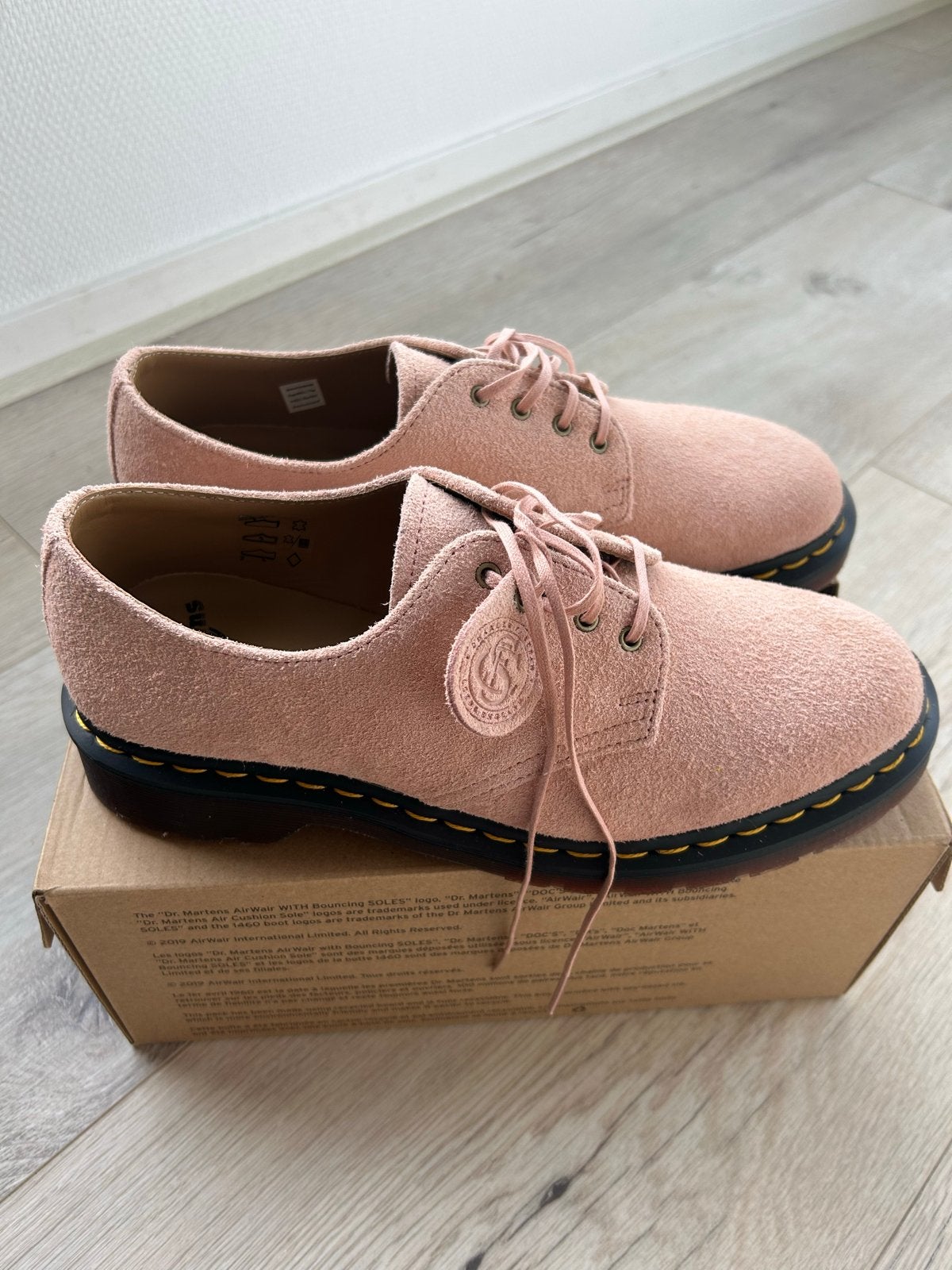 Dr. Martens Smiths Peach Beige Suède Schoenen Maat 40 NIEUW, Kleding | Dames, Ophalen of Verzenden, Nieuw, Beige, Schoenen met lage hakken
