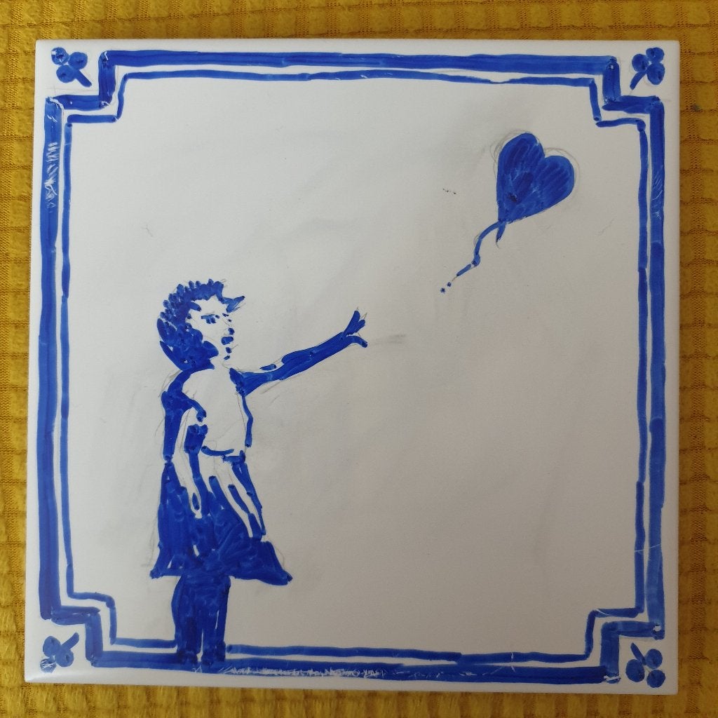 After Banksy Delftsblauw tegeltje - girl and ballon, Antiek en Kunst, Kunst | Schilderijen | Modern, Ophalen of Verzenden, Composieten