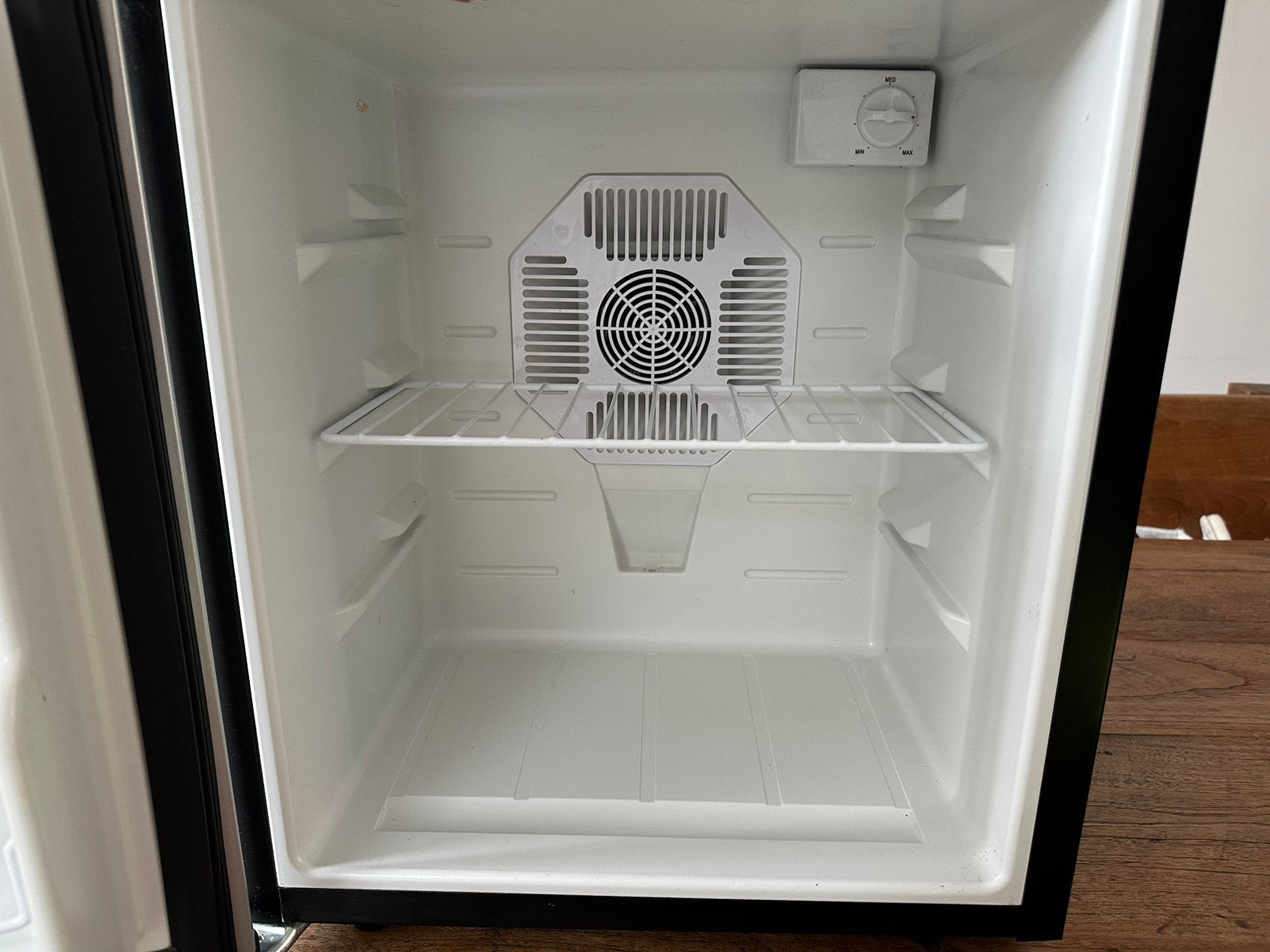 Kinzo minibar / koelkast, Ophalen, Minder dan 75 liter, Zonder vriesvak, Gebruikt