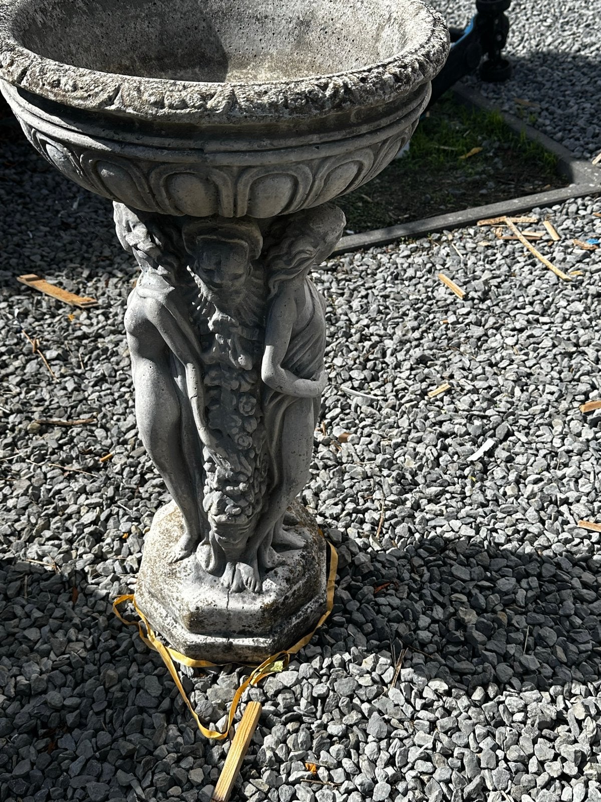 Antieke stenen vogelbad met klassieke figuren, Tuin en Terras, Ophalen, Gebruikt, Steen, Mensenbeeld