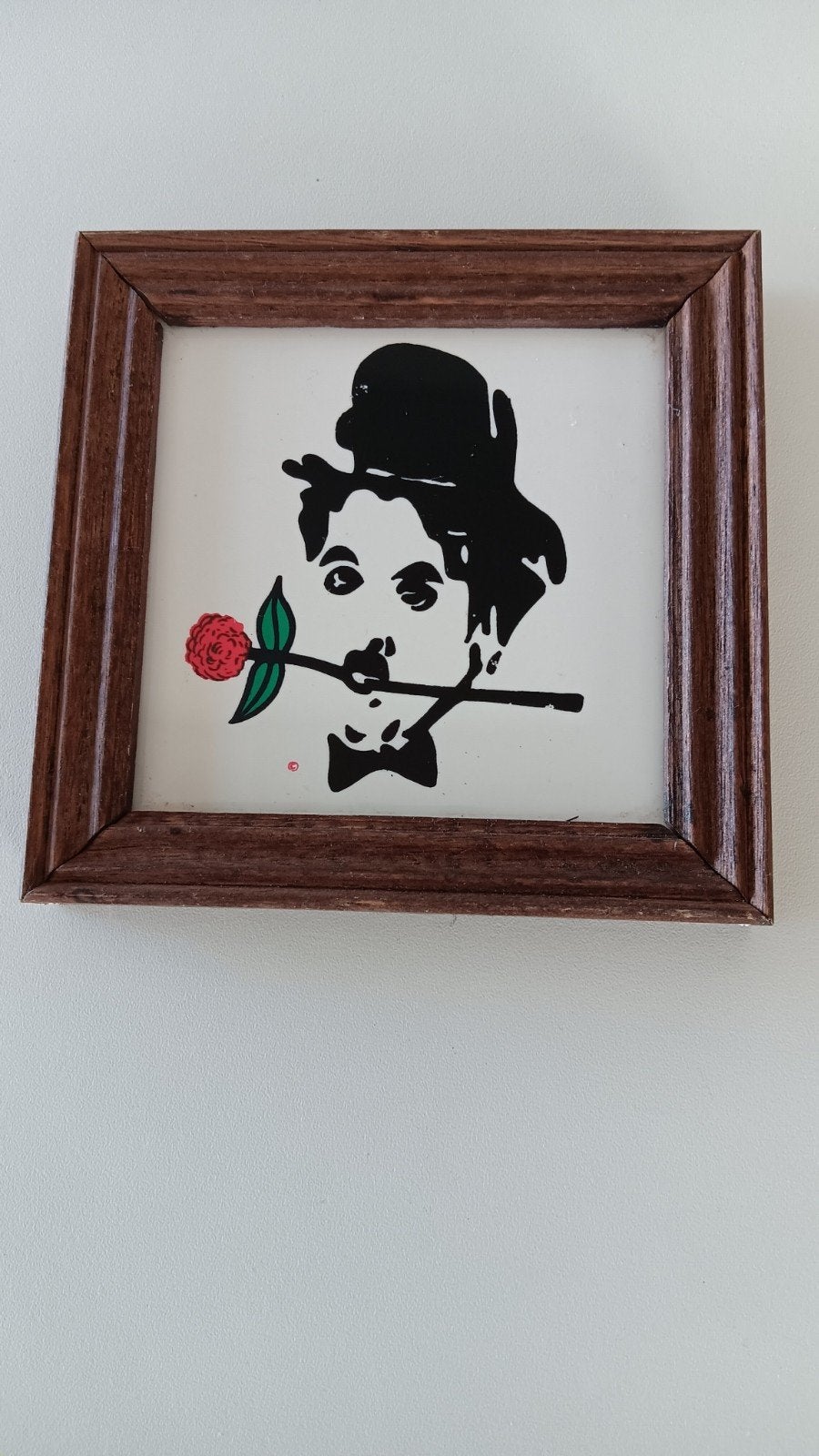 Tegel met afbeelding Charlie Chaplin met houten lijstje erom, Huis en Inrichting, Ophalen of Verzenden, Gebruikt