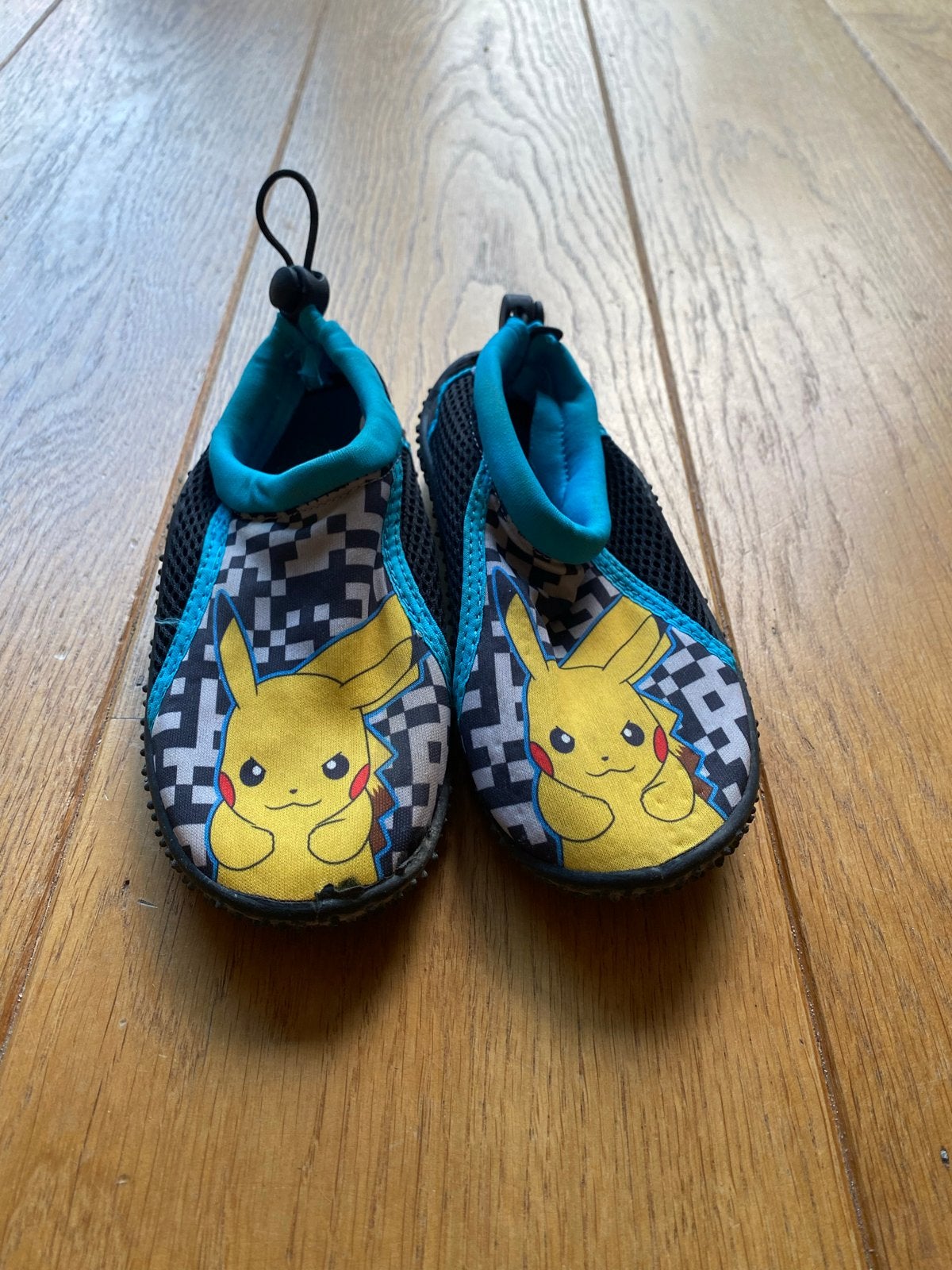 Waterschoenen maat 29 - Pikachu Pokémon, Ophalen of Verzenden, Gebruikt, Jongen of Meisje, Schoenen