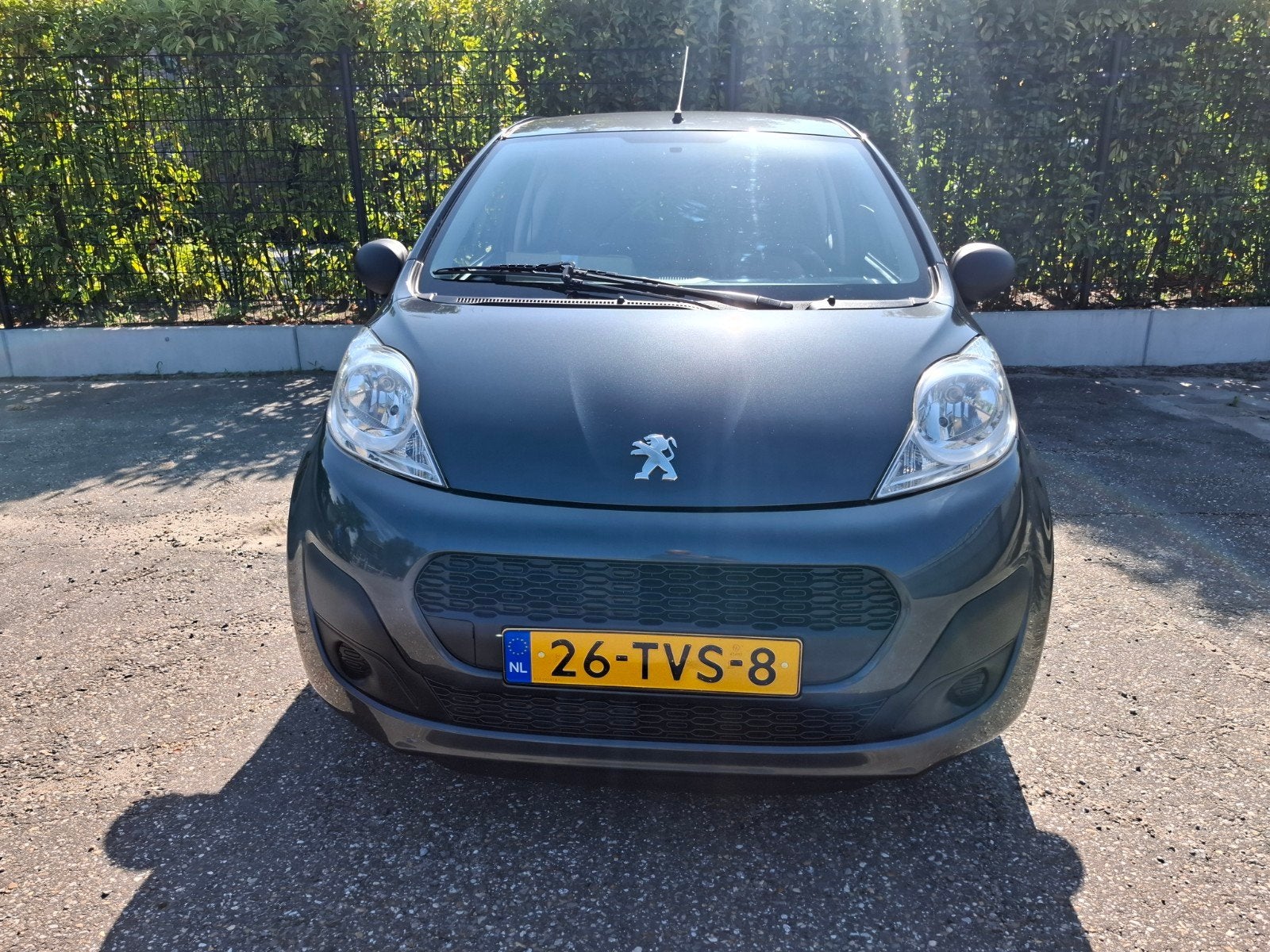 Peugeot 107 Accent 3DR 2012 Grijs 1.0 12v 68pk, Auto's, Voorwielaandrijving, Stof, Zwart, 4 stoelen
