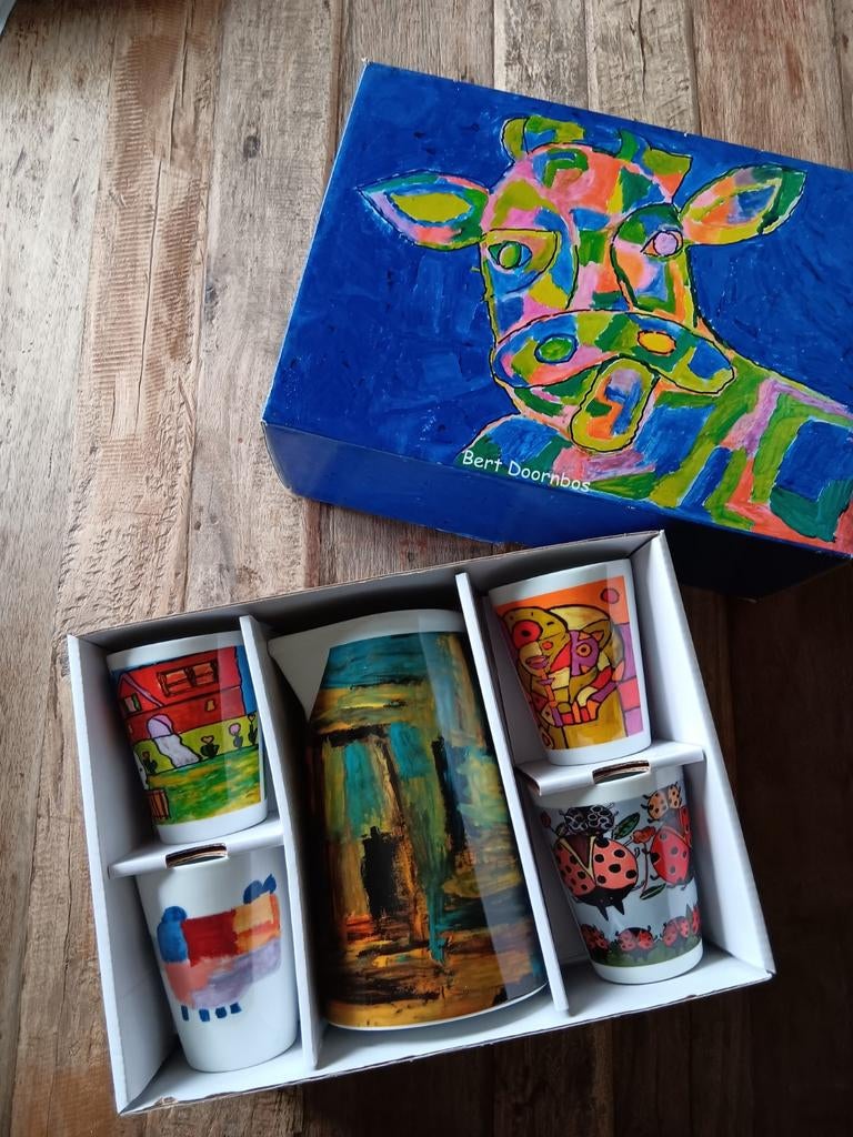 4 mokken en kan, geschilderd door kunstenaars, Keramiek, Nieuw, Ophalen of Verzenden, Overige stijlen