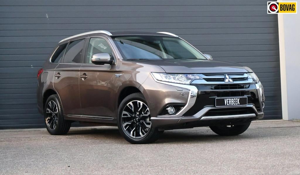 Mitsubishi Outlander 2.0 PHEV Executive Edition X-Line 4WD/L, 1998 cc, Zwart, 4 cilinders, Bruin