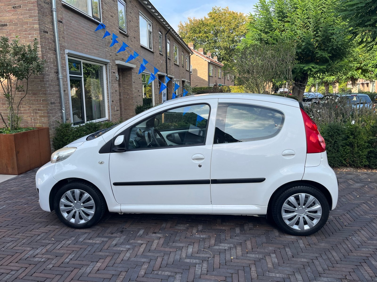 Peugeot 107 1.0 5DR Wit, Auto's, Voorwielaandrijving, 4 stoelen, Origineel Nederlands, Handgeschakeld