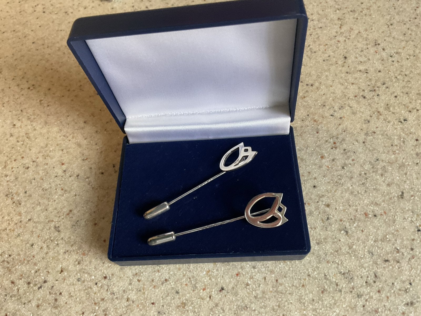 Set van 2 zilverkleurige tulp reversspelden in doosje, Ophalen of Verzenden, Zo goed als nieuw, 4 tot 7 cm, Overige materialen