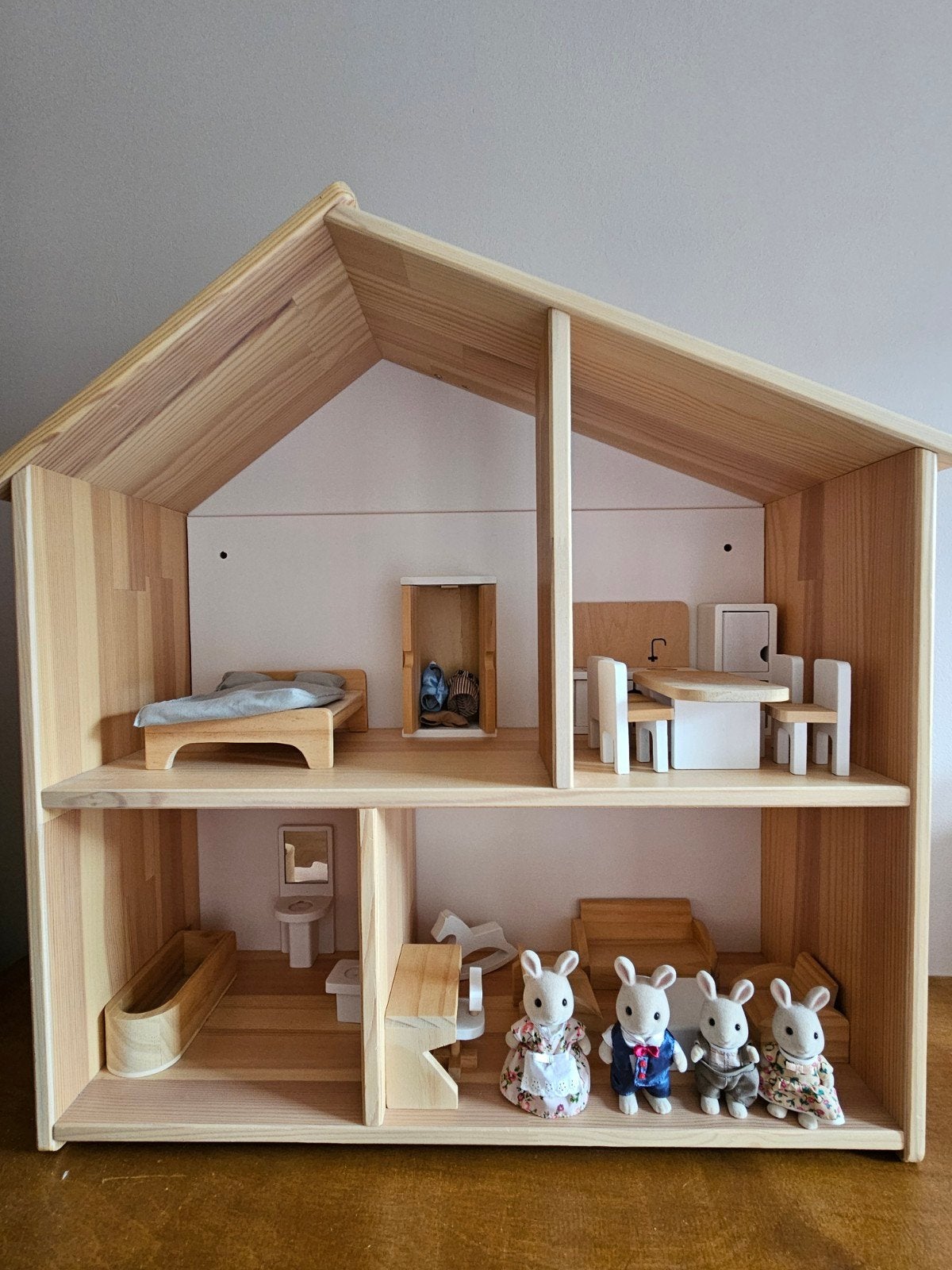 wand poppenhuis ikea met sylvanian familie konijntjes, Ophalen, Zo goed als nieuw, Poppenhuis
