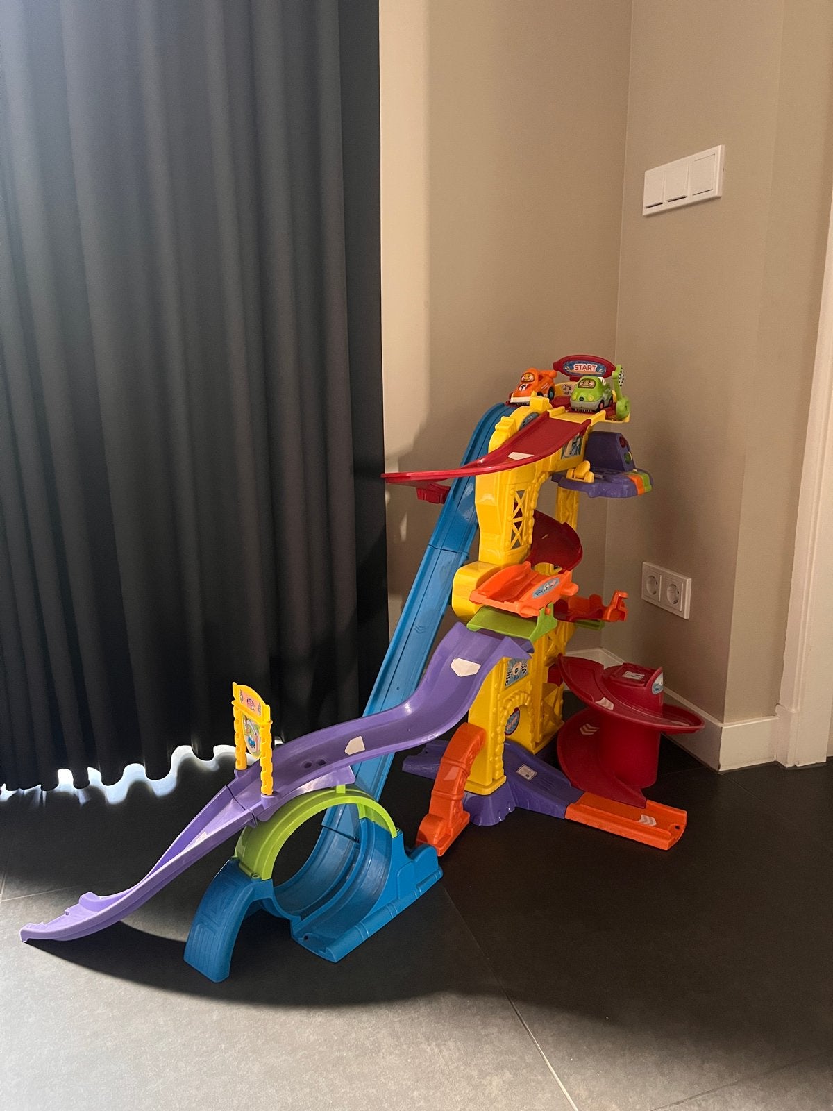 VTech Toet Toet Auto's racebaan met 2 auto's, Ophalen of Verzenden, Zo goed als nieuw, 6 maanden tot 2 jaar