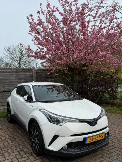 Toyota C-HR 1.8 Hybrid 122pk CVT 2019 Leder, 725 kg, 4 cilinders, Wit, Hybride Elektrisch/Benzine