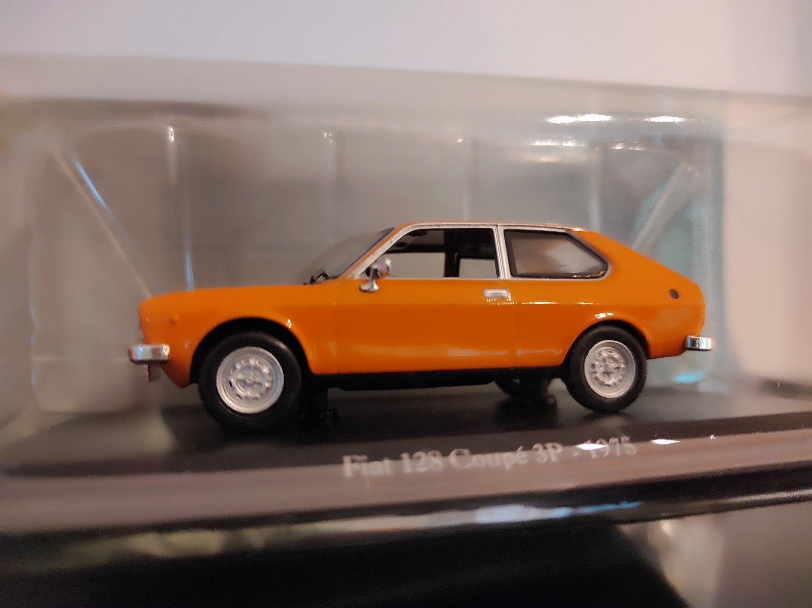 Fiat 128 coupé 3P oranje 1975 1:43 in ongeopende blister, Ophalen of Verzenden, Nieuw, Auto, Overige merken