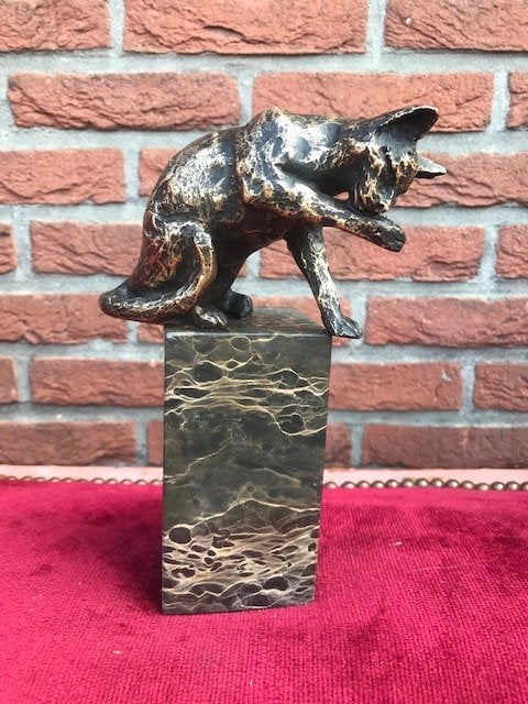 kat likt z'n pootje, brons en marmer, Antiek en Kunst, Ophalen of Verzenden, Brons