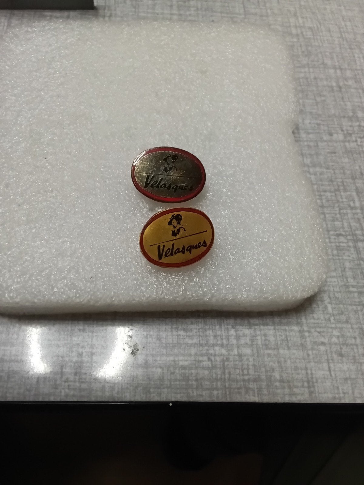 2 stuks speldjes van sigarenfabrikant,Velasques, Ophalen of Verzenden, Gebruikt, Overige onderwerpen