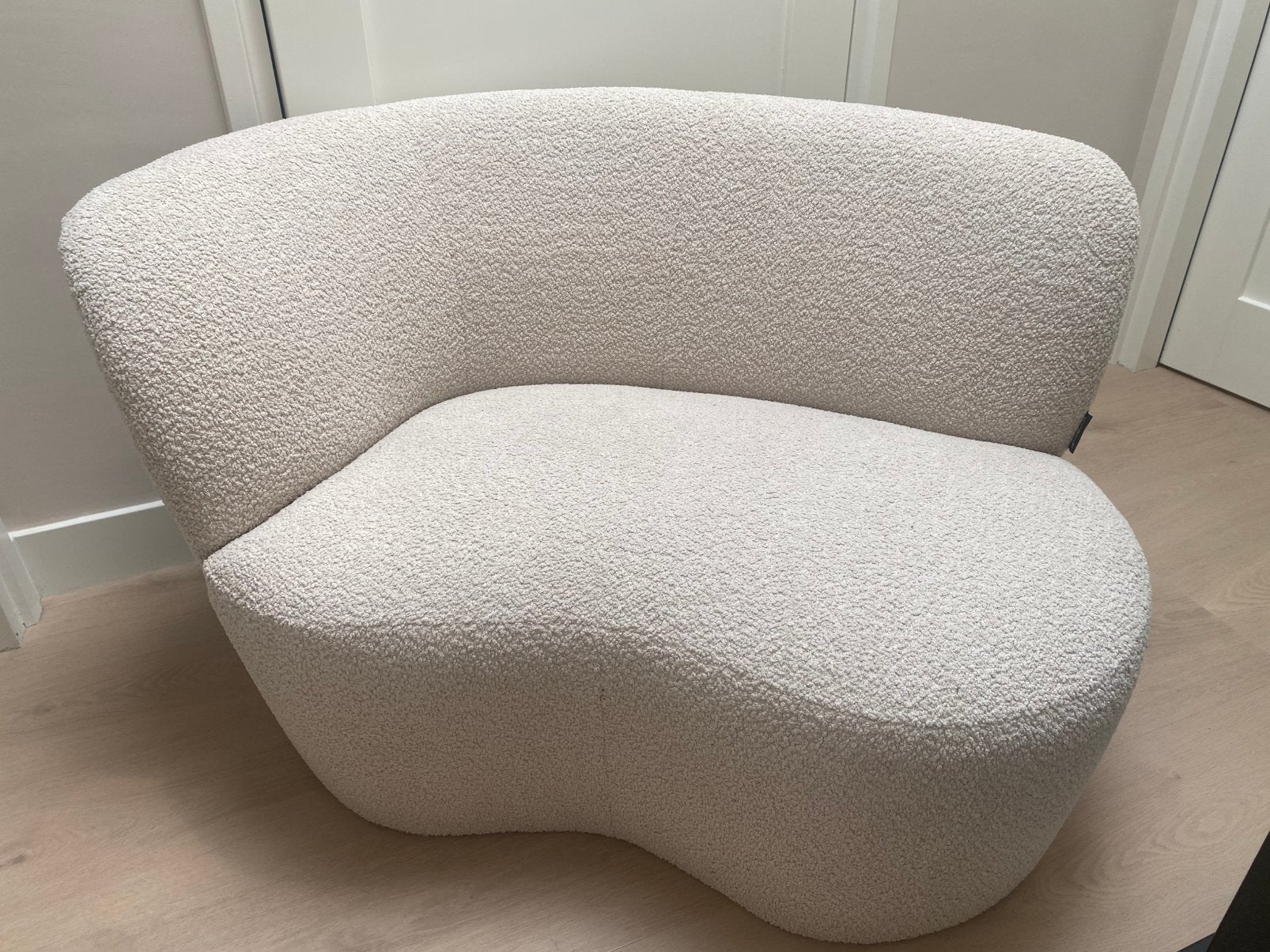 WOOOD fauteuil Stone crème bouclé stof met leuning links, Ophalen, 75 tot 100 cm, Zo goed als nieuw, 100 tot 125 cm