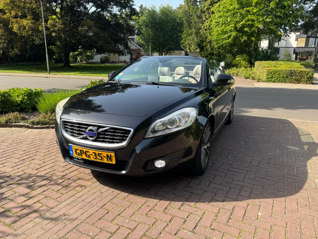Volvo C70 D3 110KW/150PK 2013 Zwart, Auto's, Voorwielaandrijving, C70, 4 stoelen, Zwart