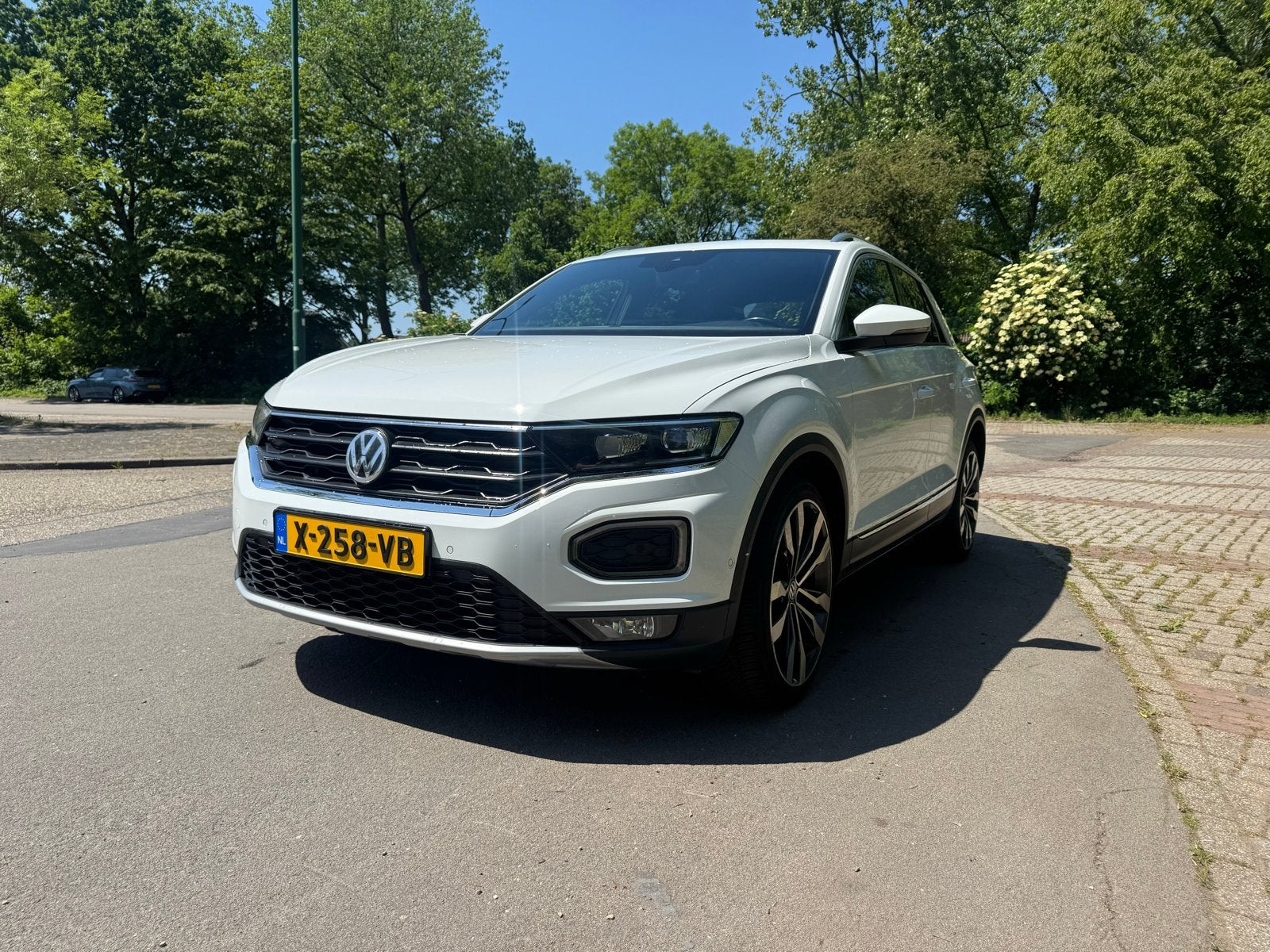 Volkswagen T-Roc 2.0 tsi 4 motion R-line panorama dak, Auto's, Automaat, Alcantara, Wit, Vierwielaandrijving