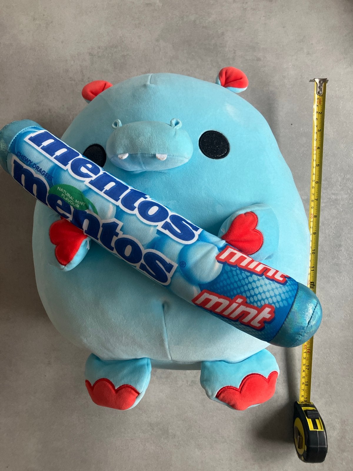 Squishmallow Nijlpaard met Mentos Kussen - Zo goed als nieuw, Kinderen en Baby's, Overige merken, Overige typen, Blauw, Ophalen of Verzenden