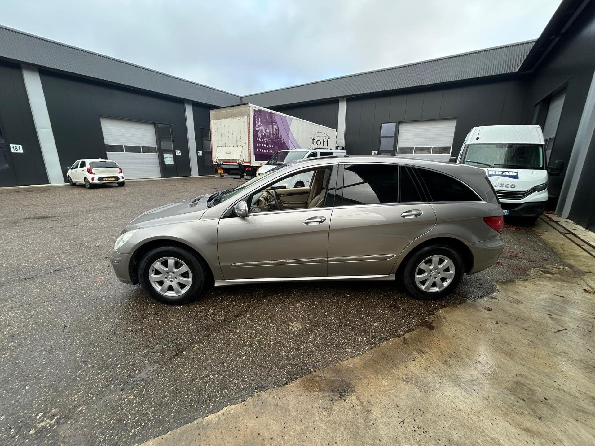 Mercedes-Benz R-klasse 350 4-Matic 6 pers 4x4, Automaat, Beige, 138 €/maand, Leder